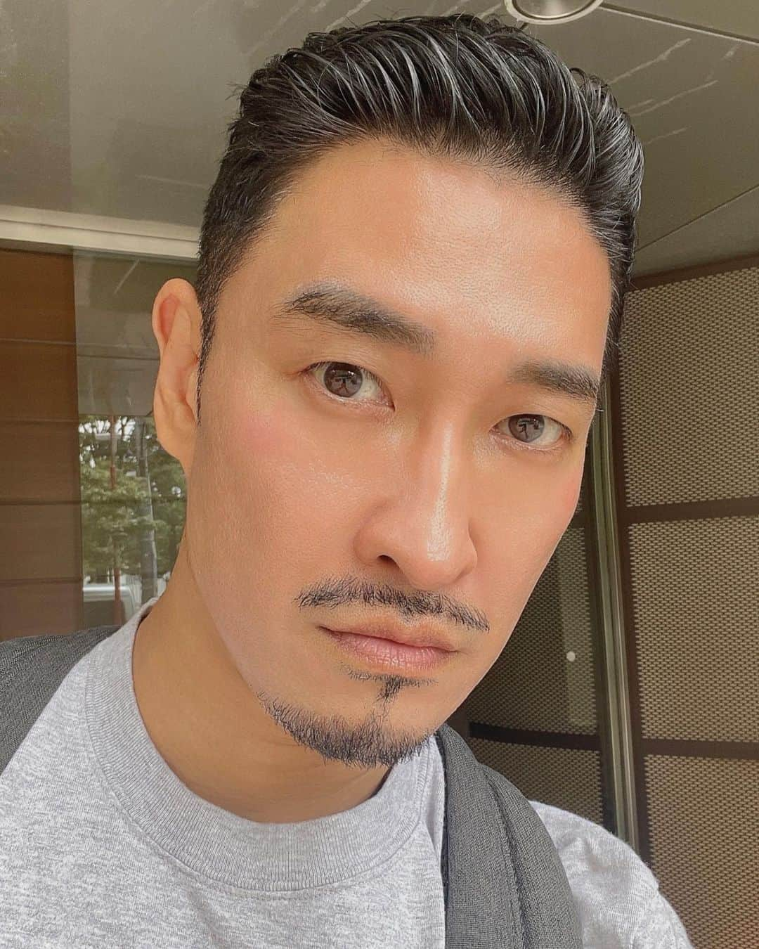 下村一喜のインスタグラム：「早くに死ぬことが出来たら、おしまいに早く出来るのならば、どれ程仕合せだったかと昔からずーっと思い続けていました。  『誰かが言った。あまり美人じゃないと　 ハンカチをかけられた白い顔を。 薔薇のように舗道に散ったシミを 名も知らぬ掃除夫が洗っている。 哀しいリムジン、彼女の最後の旅。 サイレンに送られ遠ざかる。 もう会えない彼女は年をとらず 生きてゆく私には綺麗だわ』  『高いあの窓であの子は死ぬ前も空を見ていたの。今はわからない、ほかの人にはわからない。あまりにも若過ぎたと、 けれど、、幸せ』  『白い眠りぐすり 冷たい水と喉に溶ければ、艶やかな馬に またがり、テームズを渡る夢。 やがて私は着く、全てが見える明るい場所へ けれどそこは朝ではなく、白夜の荒野です』  『ここは12階 窓を開けて舗道めがけ紙のように舞うわ』  #松任谷由実#詩人 #yumimatsutoya  #yuming @yuming_official  松任谷由実さんは、 僕が卒業した#多摩美術大学 の先輩❤️  『死を唄に、あまりするのは良くないよと母に言われたんだけど、、 #死ぬって綺麗だわ　 とデカダンに引っ張られる 自分がいます』by ユーミン  自分に総て#ストップモーション  をかけてしまうことは、決して 救われないことだと知ってしまった。 だから、ナニヲシナケレバいけない、 のかよく解った。  ですので、ジムに行って来ます‼️🫡💪💪  松任谷由実 撮影#下村一喜  #kazuyoshishimomura  #photographer #写真家」