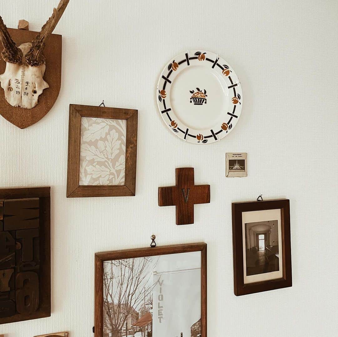 yuiのインスタグラム：「France Badonviller plate was added on my vintage collection wall.」