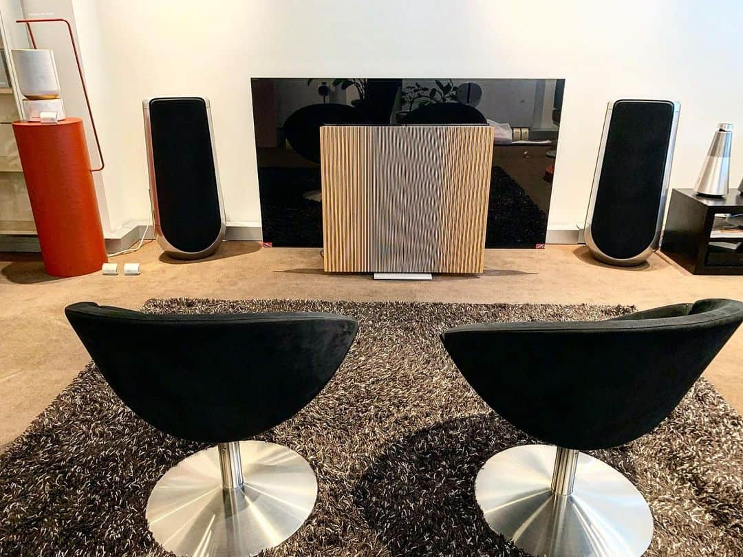 Omotecho Style Storeさんのインスタグラム写真 - (Omotecho Style StoreInstagram)「表町スタイルストア３階にございます『BANG&OLUFSEN』コーナーをご紹介致します。  BANG&OLUFSENは1925年にデンマークで創業したオーディオブランドで、音質はもちろん、デザインや素材にも拘ったスピーカーを製造・販売をしています。  その質の高さと機能性から、カーオーディオとしてアウディ、アストンマーティン、ランボルギーニ、フェラーリにも搭載されている程。  TVや大型スピーカー等の高額ラインナップ以外にも、ワイヤレスイヤホン・ヘッドフォン、Bluetoothスピーカー、マルチルーム対応スピーカー等の手頃な価格帯のラインナップも展開しています。  現在、表町スタイルストアでは7月のトミヤ創業祭2023の開催前の特典として91回無金利のショッピングローンのご利用が可能です。 実際にご試聴頂きお気に召して頂いた方、今現在ご購入をご検討中の方、この機会に是非いかがでしょう。  #バングアンドオルフセン #デンマーク #オーディオ #カーオーディオ #オーディオのある生活 #オーディオルーム #オーディオ専門店  #表町スタイルストア #表町スタイルストア3階 #岡山表町 #トミヤコーポレーション #トミヤ創業祭 #トミヤ創業祭2023  #bangandolufsen #denmark #audio #caraudio  #omotechostylestore #okayamaomotecho #tomiya創業祭」6月29日 15時22分 - omotechostylestore