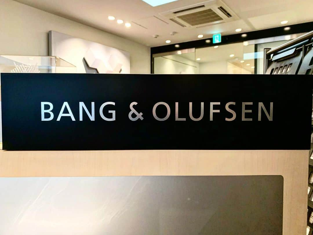 Omotecho Style Storeさんのインスタグラム写真 - (Omotecho Style StoreInstagram)「表町スタイルストア３階にございます『BANG&OLUFSEN』コーナーをご紹介致します。  BANG&OLUFSENは1925年にデンマークで創業したオーディオブランドで、音質はもちろん、デザインや素材にも拘ったスピーカーを製造・販売をしています。  その質の高さと機能性から、カーオーディオとしてアウディ、アストンマーティン、ランボルギーニ、フェラーリにも搭載されている程。  TVや大型スピーカー等の高額ラインナップ以外にも、ワイヤレスイヤホン・ヘッドフォン、Bluetoothスピーカー、マルチルーム対応スピーカー等の手頃な価格帯のラインナップも展開しています。  現在、表町スタイルストアでは7月のトミヤ創業祭2023の開催前の特典として91回無金利のショッピングローンのご利用が可能です。 実際にご試聴頂きお気に召して頂いた方、今現在ご購入をご検討中の方、この機会に是非いかがでしょう。  #バングアンドオルフセン #デンマーク #オーディオ #カーオーディオ #オーディオのある生活 #オーディオルーム #オーディオ専門店  #表町スタイルストア #表町スタイルストア3階 #岡山表町 #トミヤコーポレーション #トミヤ創業祭 #トミヤ創業祭2023  #bangandolufsen #denmark #audio #caraudio  #omotechostylestore #okayamaomotecho #tomiya創業祭」6月29日 15時22分 - omotechostylestore