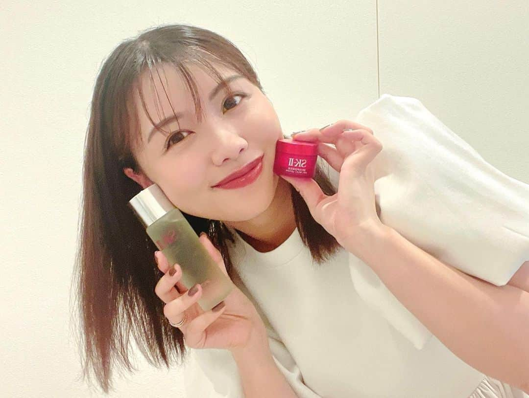 姫歌ひな乃さんのインスタグラム写真 - (姫歌ひな乃Instagram)「ずっと気になっていたSK-Ⅱさんピテラ™ パワー キットを使わせて頂きましたー✌️🤤  このSK-Ⅱさんのベストセラーが入った初心者でも使いやすいキットです☺️  ピテラ™️は肌の元々持つ天然保湿因子に似ていて角質層深部まで浸透し、外部からの乾燥によるダメージから守ってくれるSK-Ⅱ独自の天然由来成分らしいです🍃🫧  フェイシャルトリートメントエッセンス（化粧水）は想像していたよりもさらさらとした使い心地で万人受けしそうなテクスチャーなのにしっかりとした保湿感でした！  私が一番お気に入りになったのはスキンパワー エアリー（美容乳液）で、とにかく香りが良すぎて塗りたくなります🤩  私は乾燥肌なのでしっかり肌の奥底から保湿されている感じが嬉しかったです💓  梅雨から夏にかけてまた肌悩みを抱えてる方はぜひ使ってみて欲しいです😉🤍  #ピテラ #SKⅡ #pr #VOCEST」6月29日 15時22分 - hitomi_tomashino