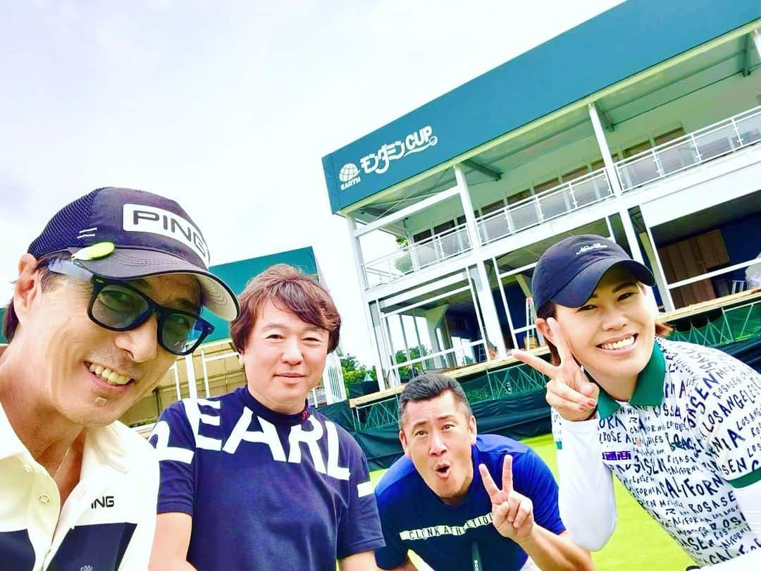 黒田アーサーさんのインスタグラム写真 - (黒田アーサーInstagram)「🅱️の会ゴルフ⛳️6月の陣！ アースモンダミンカップから2日後の火曜日、コースはトーナメント使用そのままでした‼️  フェアウェイが狭く、ラフはめちゃ伸ばしてます😱💦  ティーショットをナイスショットしても、ラフはファーストカットが無くて最後のはね方で深いラフに入ってしまいます😓  このラフに捕まるともはや脱すたけで、2打は変わって来ます😂  そしてグリーンは12ftと早くてグリーンに乗っても2パットも難しい！  プロはこのコンディションを4日間プレーするんだから、やっぱり凄いです‼️  でもこんな難しいコンディションでプレーする事は滅多にないので良い経験でした😊👍  アゼストグループ清水会長、今回もありがとうございました🙇‍♀️✨  #カメリアヒルズカントリークラブ  #アースモンダミンカップ2023  #アゼストグループ清水会長  #石田純一 #yuichiro #黒田カントリークラブ #なみき #竹末裕美プロ #松原侑美プロ #服部真之介 #平田亜希矢 #渡成さん #山之内さん #平尾昌晃チャリティーゴルフ」6月29日 15時22分 - kuroda_arthur