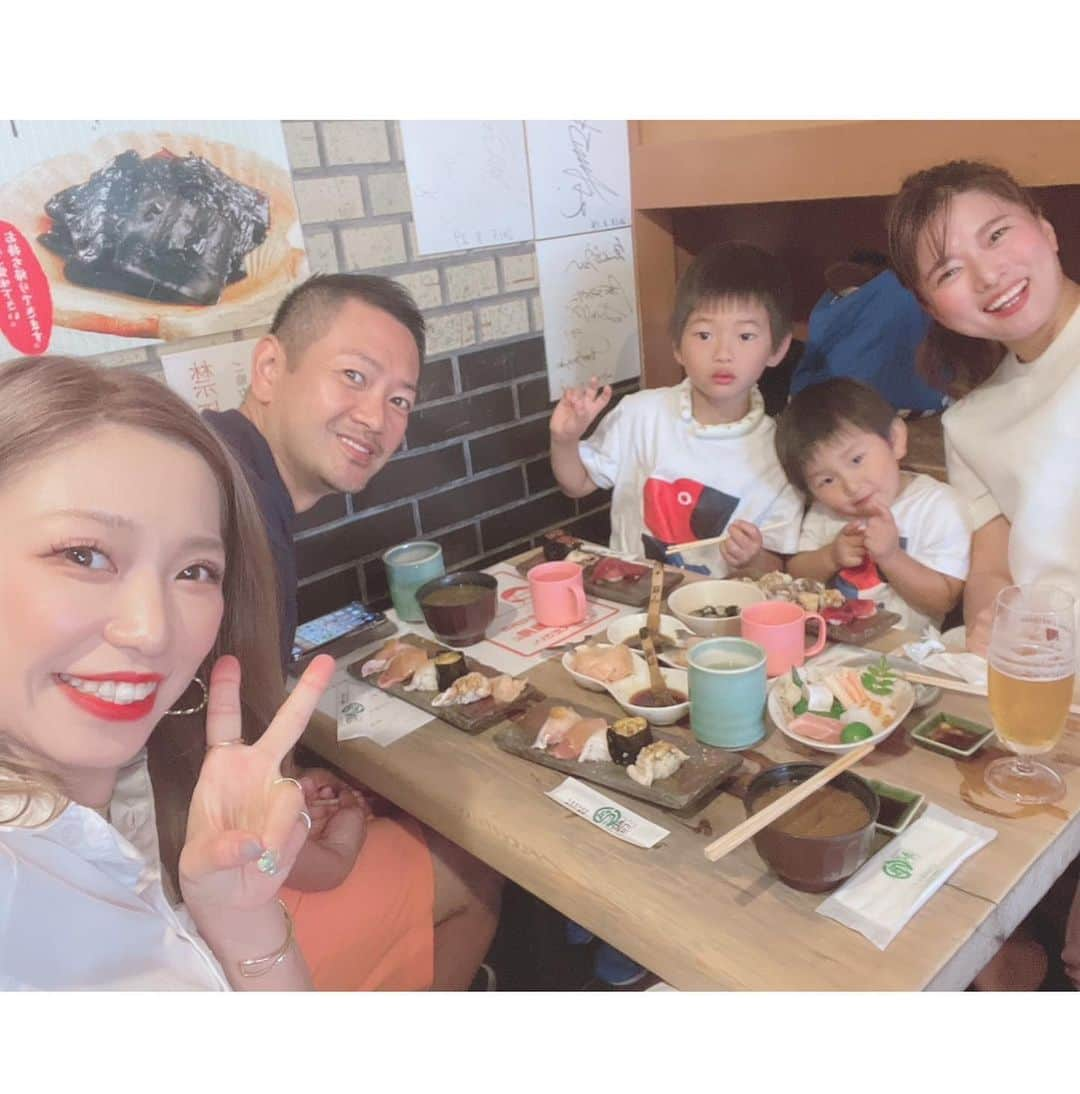 黒木優子さんのインスタグラム写真 - (黒木優子Instagram)「今日は大阪へ😍❤️ あやか姉ちゃんfamilyとゑんどう寿司さんへ💖  とっても美味しくて感動しました😍 最初に穴子食べた瞬間！ふわふわでビビりました！ 全部のお寿司が美味しくて全種類（5皿❤️一皿5貫）食べちゃいました😍  食べた後はワタナベ鍼灸院さんへ身体のメンテナンスへ💖  たかさんの治療最高です❤️‍🩹  足が結構限界まできててヤバかったのですが、ブッチ切れる前に治してもらいました😭  これで明日からの練習も安心です😭😭😭  またメンテナンス宜しくお願いします🥺❤️‍🩹笑  そして最後は大阪梅田のMIZUNOさんへ😊 次の試合で履く靴を買いに！ 注文するのが遅すぎて足型オーダーが間に合わないらしく😭  たかさん、あやか姉ちゃんご飯から身体のメンテナンスまで本当にありがとうございました😭  #ワタナベ鍼灸院 #ゑんどう寿司 #身体メンテナンス #MIZUNO #たかさんをタグ付けできない！笑」6月29日 15時24分 - yuko.kuroki