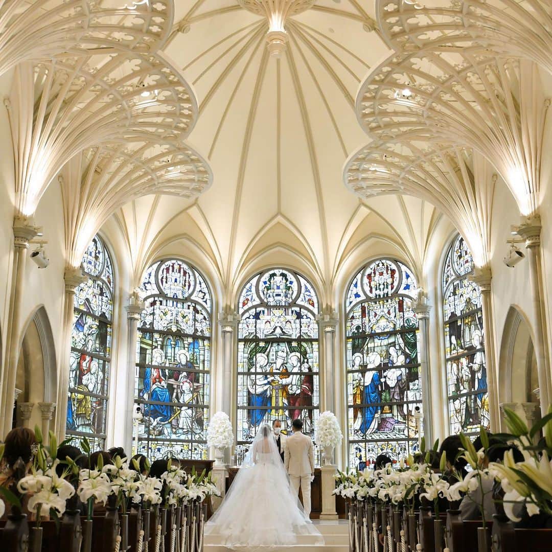 【公式】青山セントグレース大聖堂さんのインスタグラム写真 - (【公式】青山セントグレース大聖堂Instagram)「☟ 『 #大聖堂チャペル 』 #セントグレース大聖堂   セントグレース大聖堂での挙式は 素敵なステンドグラスに囲まれて 暖かい素敵な挙式に、、、  正面のステンドグラスを中心に お2人を包み込むように 配置されたステンドグラスは どの角度から撮っても素敵な シーンが残ります💓  #セントグレース大聖堂 に タグ付けして投稿を✍︎ 公式Instagramで ご紹介させていただきます  #青山セントグレース大聖堂  #アクアグラツィエ表参道 #アクアグラツィエ  #ステンドグラス #bb花嫁 #結婚式場 #ベストブライダル花嫁 #結婚式 #プレ花嫁 #式場見学レポ #ブライダルフェアレポ  #プレ花嫁様と繋がりたい #卒花嫁様とも繋がりたい  #フォトジェニック #卒花 #卒花嫁 #大聖堂 #大聖堂挙式 #チャペル #ステンドグラス」6月29日 19時00分 - st_grace_aoyama_tgh