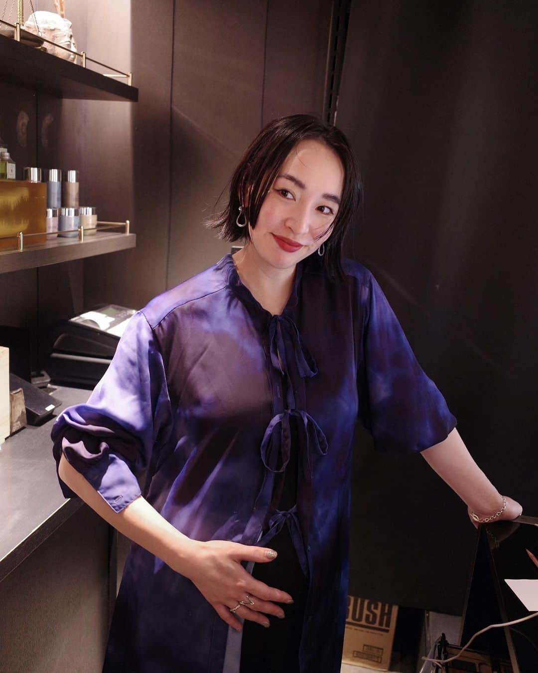 佐々木香奈のインスタグラム：「ぽんぽこ記念に仕事前に 撮ってくれた📸 ミーマありがとう〜  あっという間に、 6月も終わり〜 まだまだ先だと思っていた お休みまで、あと2週間程となりました。 新たに誕生する我が子に会える喜びや楽しみと、 大好きな仕事をお休みしなきゃいけない 寂しさもちょっとある〜 でも、お休み中は これからの自分の為に インプットに専念して 色々勉強したいなと思います✌︎  お腹も身体もデカイけど、 まだまだ動けますので 最終日までご予約お待ちしてます🫡  7月の土日のご予約は、 今現在いっぱいですが キャンセル出たら お知らせさせて頂きますね！ 平日は、まだお取りできますので ぜひ〜✂︎」