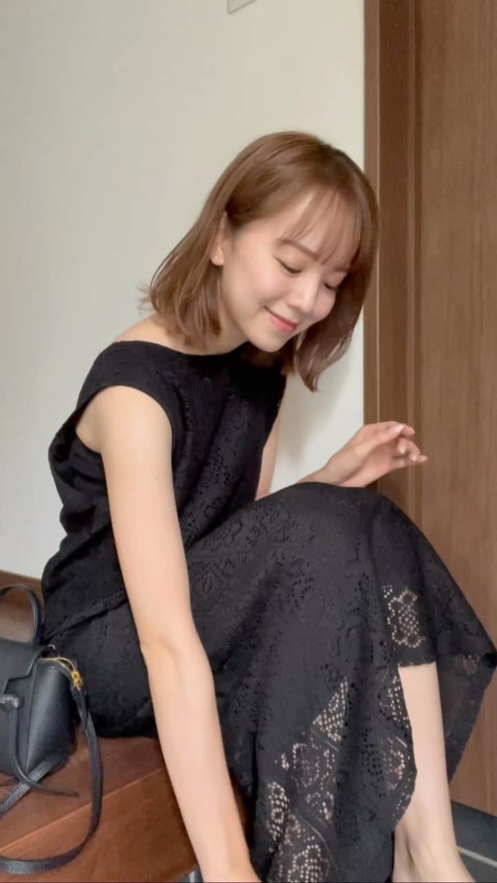 のインスタグラム：「透け感が涼しげなレースジャンパースカート🌷 @classicalelf_official   ブラックのMサイズです🌼 Vネックを前後2wayで着れる🙆  最近買ってお気に入りの パール付きビーチサンダルと合わせてみた🖤  夏は靴下とかストッキングいらないから 楽チンでいいね〜😍笑  #クラシカルエルフ #classicalelf #エルフコーデ #タイアップ #uniqlo #gu #zara #ユニクロ #ジーユー #ザラ #zozo #zozotown #zozo購入品 #zozotown購入品 #ジャンパースカート #ジャンスカ #レースワンピース#骨格ナチュラル#イエベ春」