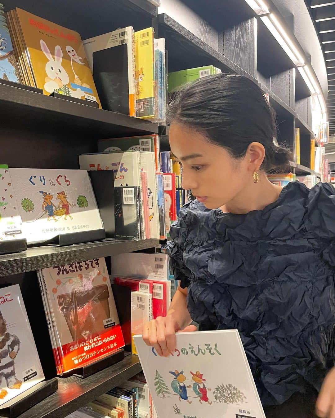 蒼あんなのインスタグラム：「甥っ子と姪っ子に本選び📚  本大好きだったから、 小さい時に穴が開くほど読んだ本達は 今でも当時の記憶がすぐ蘇るくらい 思い出深い！  作者不明と書かれた地獄の絵本やら、 動物の生態の本とかも何十回も読んだ😂  だから自分の大好きな本が 甥っ子姪っ子にも見つかったらいいな~ って思う☺️💓  改めて子供目線で一緒に 色んな発見をしていくのも楽しいね🫶  この日のトップスは @_josemoon_ の有松絞り💠 日本の伝統が今っぽくなっててお気に入り🥰💓  #絵本 #有松絞り」