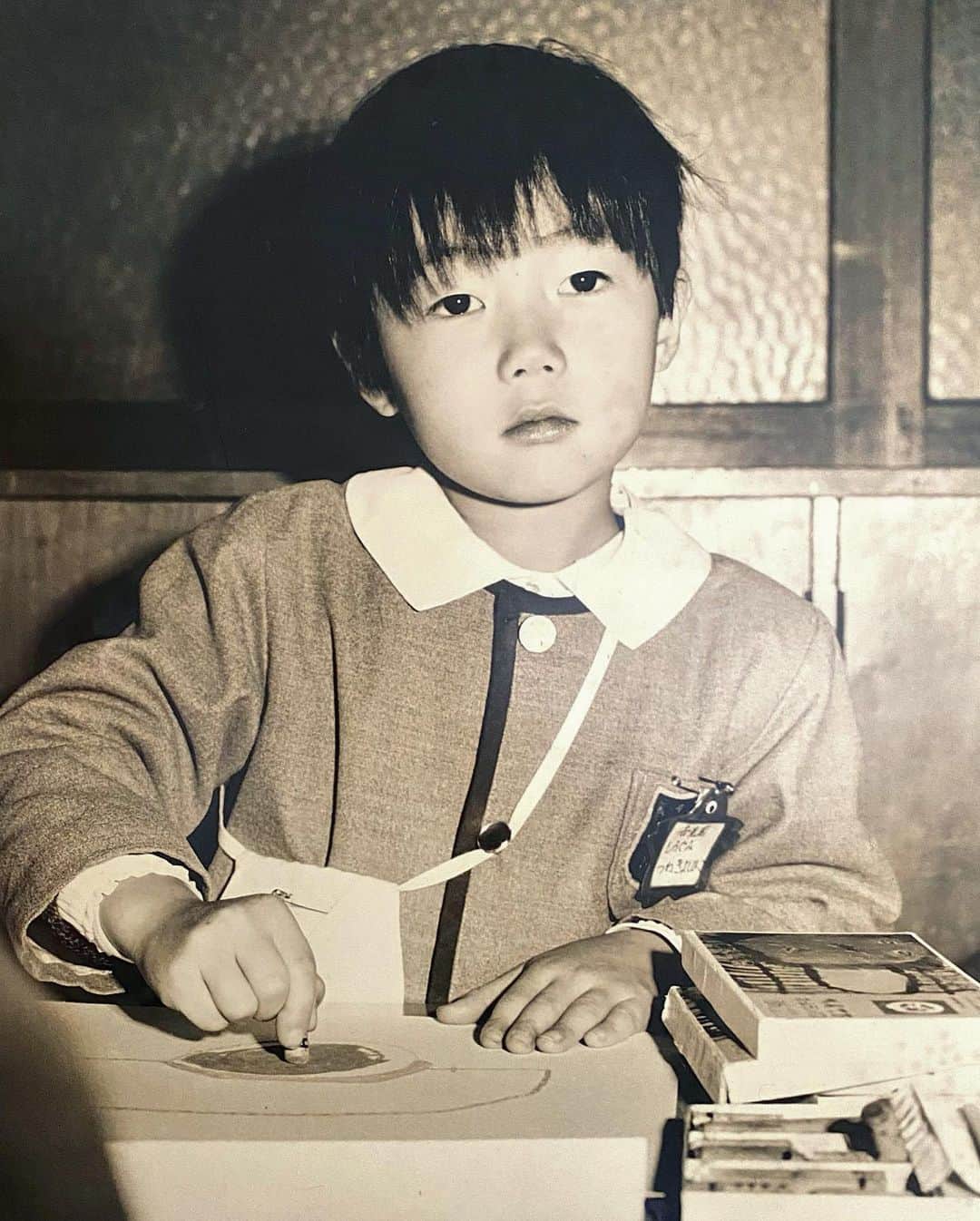 エドツワキさんのインスタグラム写真 - (エドツワキInstagram)「卒園記念のパネルが実家の倉庫から出てきたと、母から知らせがあり先日持ち帰った。1973年撮影。 画業50年😆 本日57才になりました。」6月29日 15時39分 - ed_tsuwaki