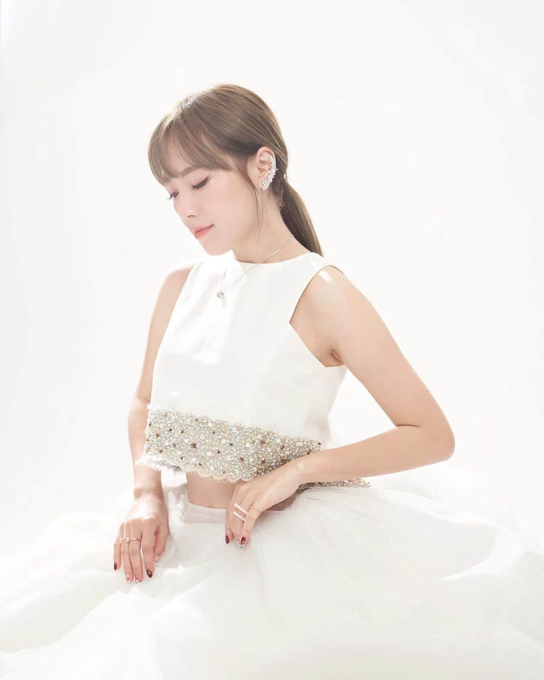 Miss Hunnyのインスタグラム：「地球又圍著太陽走了一圈， 多謝愛我的每一位， 及仍然愛我的每一位， 得到你們的愛， 很是幸福🫶🏻 我上輩子大概拯救了一個族群， 這輩子才會遇到這麼多好人好事❤️ 多謝你們！  Photog | @kirkcheungvision  Makeup | @angelashummakeup  Hair make | @momoavedahair_rick Gown | @noelchuatelier」
