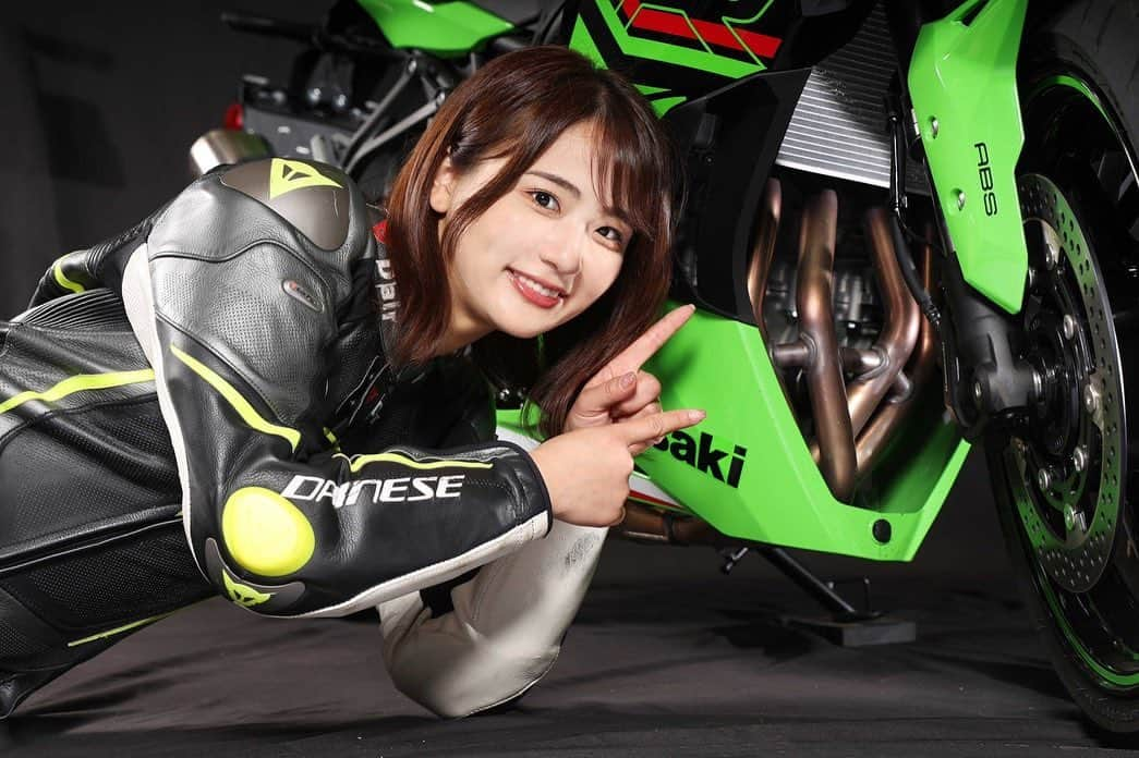 平嶋夏海のインスタグラム：「RIDERS CLUBさん @ridersclub_1978 ８月号発売中です🏍️ 中野真矢さんと大人気のカワサキの250cc4気筒『zx-25R』でサーキットを走ってから対談しました。 ぜひ誌面で見てほしいです👍🏻 #ridersclub  #kawasaki #kawasakizx25r  #カワサキzx25r  #zx25r #dainese #ダイネーゼ #agv #agvhelmets」