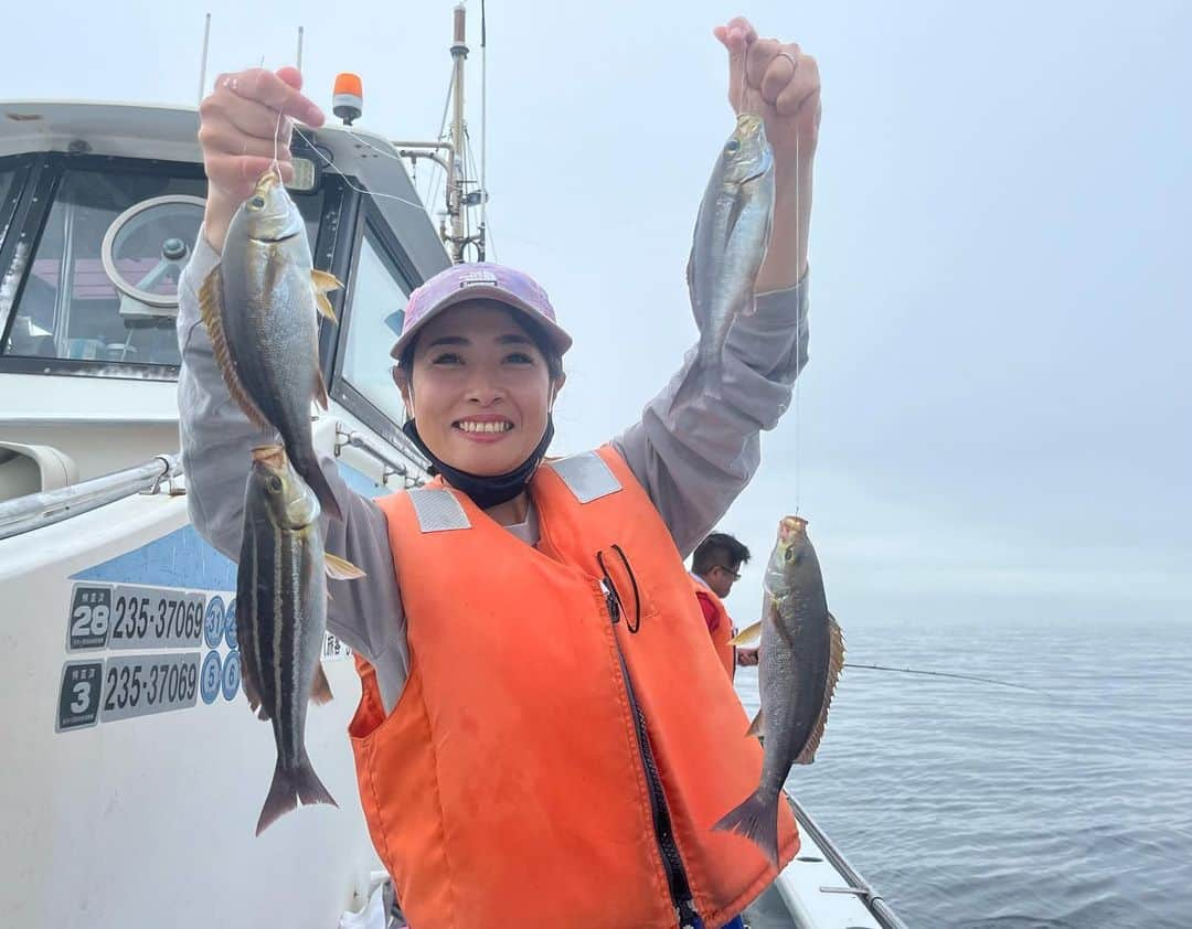 川目梢のインスタグラム：「梅雨イサキ 元気です🙌  私ったら1ヶ月半も投稿してなかった😂 本日のサンスポは金沢八景『米元釣船店』さん 剣崎沖のイサキ 釣ってまいりました‼︎  このモーニングサービス逃さないわっ  一生懸命釣ってたら 11時ぐらいまで いや、12時くらいまで？ 夢のようで記憶がふわふわ とにもかくにも おったまげな釣れっぷりでした  早々にイサキのれん達成 クーラー満タン 余裕のよっちゃんで取材終了なり🙌  米元さん ありがとうございました🙇‍♀️  #梅雨イサキ #イサキ #釣り #釣りガール #釣り女子 #釣りスタグラム #釣りバカ #釣り好き」