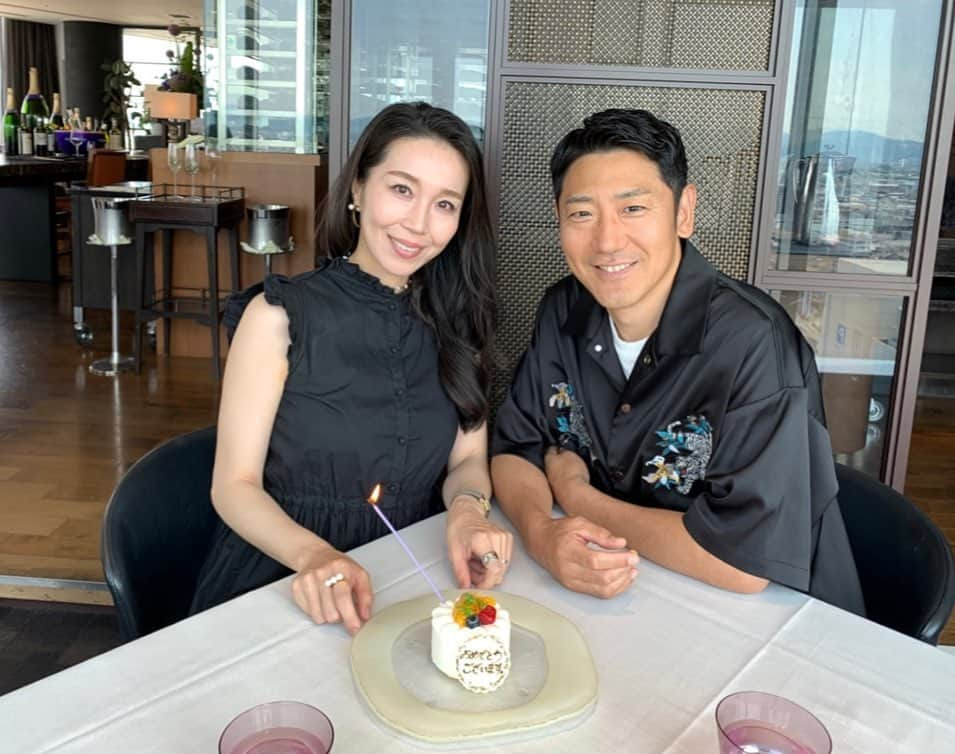 服部水季さんのインスタグラム写真 - (服部水季Instagram)「【anniversary lunch】  6月はお誕生日と、結婚記念日。  毎年この時期は 2人で結婚式を挙げたアークリッシュ のレストランKEIで食事が定番。  夫と訪れると、スペシャルメニューを用意してくださるシェフに感謝😭🩷 最近は発酵に目覚めてるらしく、フレンチと発酵食材をフュージョンさせたお料理が美味しかった💓  久々にゆっくりと話ができて、幸せなひととき。  私が主人と出会ったのは30歳になる数ヶ月前のこと。  29歳と半年過ぎる頃に「顔ヨガ」を始めて、自分の顔も、行動も、変わっていた頃。  周りというか妹に、 【目が細くて鼻が高くて横顔の綺麗な人が好き。】 タイプを言い続けていた私の前に、現れたその顔の人😂  顔ヨガってね、顔が変わるだけじゃないんだよ☺️  目の前に、チャンスが訪れたら自分から捕まえにいく勇気や行動力を与えてくれるんです。  コンプレックスから、目を合わせて話せない、気に入った人とほどうまくいかない。 そんな時期もあったし、同じ悩みを抱える女子たちがいることがオンラインでのセッションでも分りました。  【自信がない】を 自分の力で顔が変わる、自分に施した時間が、確実な変化をもたらしてくれる これが【自信】に繋がっていく。  私、大丈夫。 良くやれてるって😉  表情に自信が持てたり、話し方を変えたり、それだけで世界の見え方や、接し方って変わるんです😉  心が素直に「愛」を受け入れれるように整ってると、心の栄養失調にならないよね🩷  同じ反応でも、自分の心の捉え方で悪くも良くも感じてしまう。  顔を整える、身体を整えることは 自分の心を整える、運気を巡らせる行為。  人生が変わるほどのミラクルだって何度も起こる⭐️  こうやってずっとこの人と一緒にいるのもある意味ミラクル。 大事にね、していかなきゃね😉  #豊橋 #アークリッシュ  #レストランKEI #顔が変わると人生が変わる #笑顔 #表情美人 #開運 #夫婦」6月29日 15時43分 - yoginimizuki