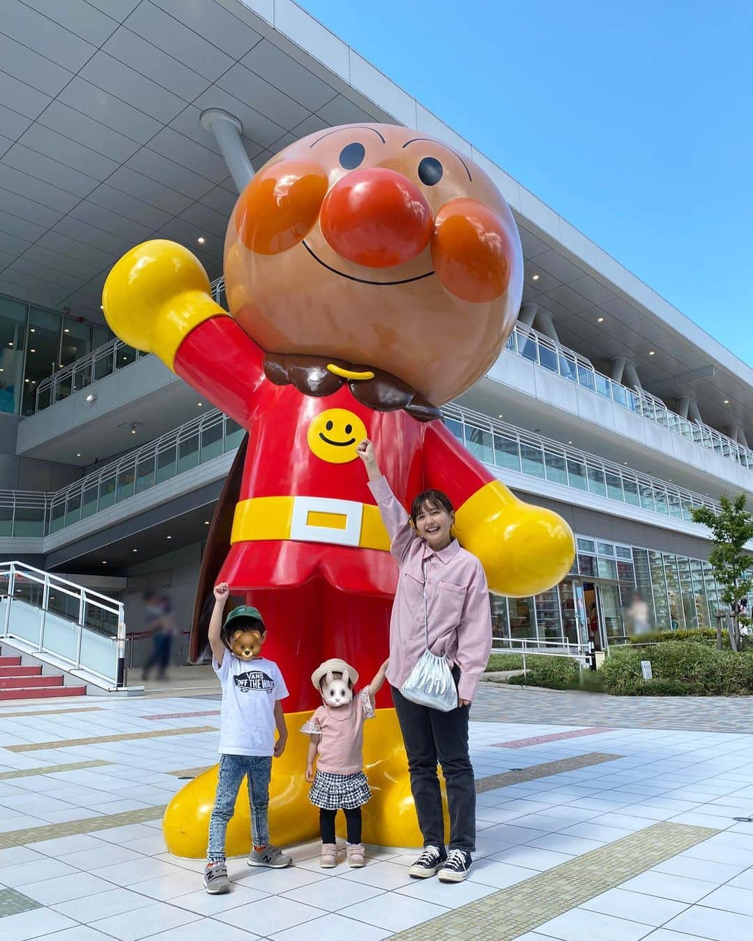 野中藍さんのインスタグラム写真 - (野中藍Instagram)「#横浜アンパンマンミュージアム 少し前になりますが、 娘が大好きなアンパンマンに会いに行ってきましたー！👧🏻👦🏻  その昔、BS日テレのアンパンマンくらぶで藍お姉さんをやらせていただいてた時に、ロケで自由が丘や四ツ谷のアンパンマンショップ、高知のアンパンマンミュージアムにお世話になりました✨  いつか自分の子供を連れて来たいなぁと思っていたので、嬉しかったです☺️  横浜のは初めて来ました！ アンパンマンの世界は優しいですよね〜🫧 色々な仕掛けもあって、 子供たちずっと遊んでいました👦🏻👧🏻 ショーも本格的で、 しょくぱんまん達のダンスがキレキレすぎて思わず中身を心配してしまうほどでした😳 ほんとすごかった！✨✨  平日のお昼過ぎだったので、 比較的空いていました♪  そんな野中、今年の七夕の時期にはTVアニメ「それいけ！アンパンマン」ねがい星かなえ星のかなえ星役で出演させていただきます🎋  またアンパンマンに逢えますように…🎋🙏✨  #それいけアンパンマン  #子連れお出かけ  #子連れおでかけスポット  #ママさん声優 #anpanman」6月29日 15時52分 - ai_nonaka