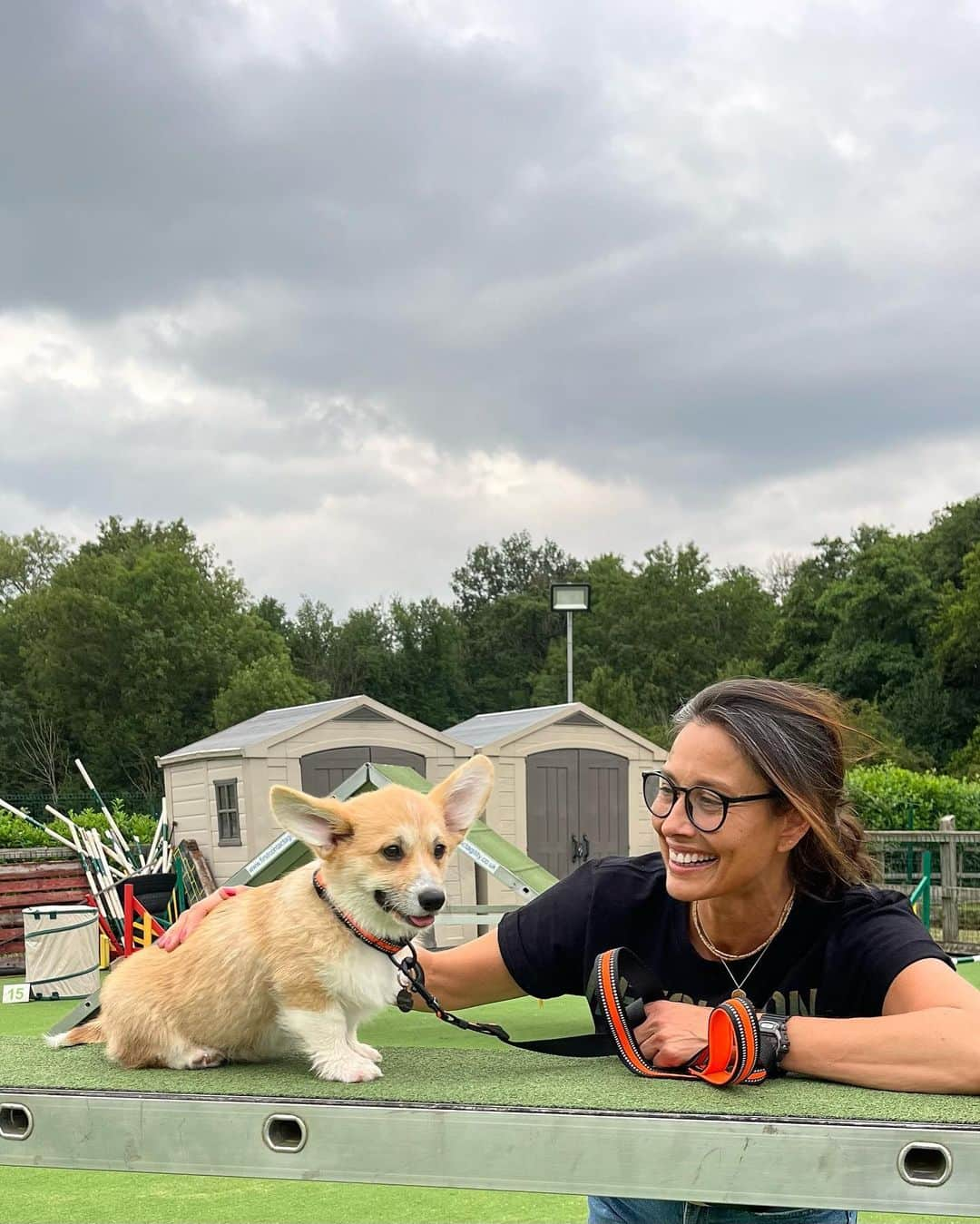 メラニー・サイクスさんのインスタグラム写真 - (メラニー・サイクスInstagram)「Good morning lovely people. ❤️   This was me and Porchie having fun last night at his agility class.   It's a challenge for me to be there for many reasons but the trainer Keith and his wife Lorraine, take good care of all the owners as well as the dogs, and the enviroment is full of laughter, support, encouragement and celebration . 🎉❤️💫  Porchie just wants to socialise with everyone and every pooch, so It forces me to do the same which takes a combination of deep breathing and pure hutzpah on my part because big dogs make me a bit nervous. The whole thing is actually hilarious, and the dogs are learning a lot.   It's brilliant all round. My puppy helps me so much.   @keiths_canines 🐾🙏🏻❤️💫🤸🏽‍♂️ you are the best 🐾🐶🏃🏻‍♀️  #puppytraining  #agility  #puppy  #corgi #socialisation  #countrylife #supportdog」6月29日 15時49分 - msmelaniesykes