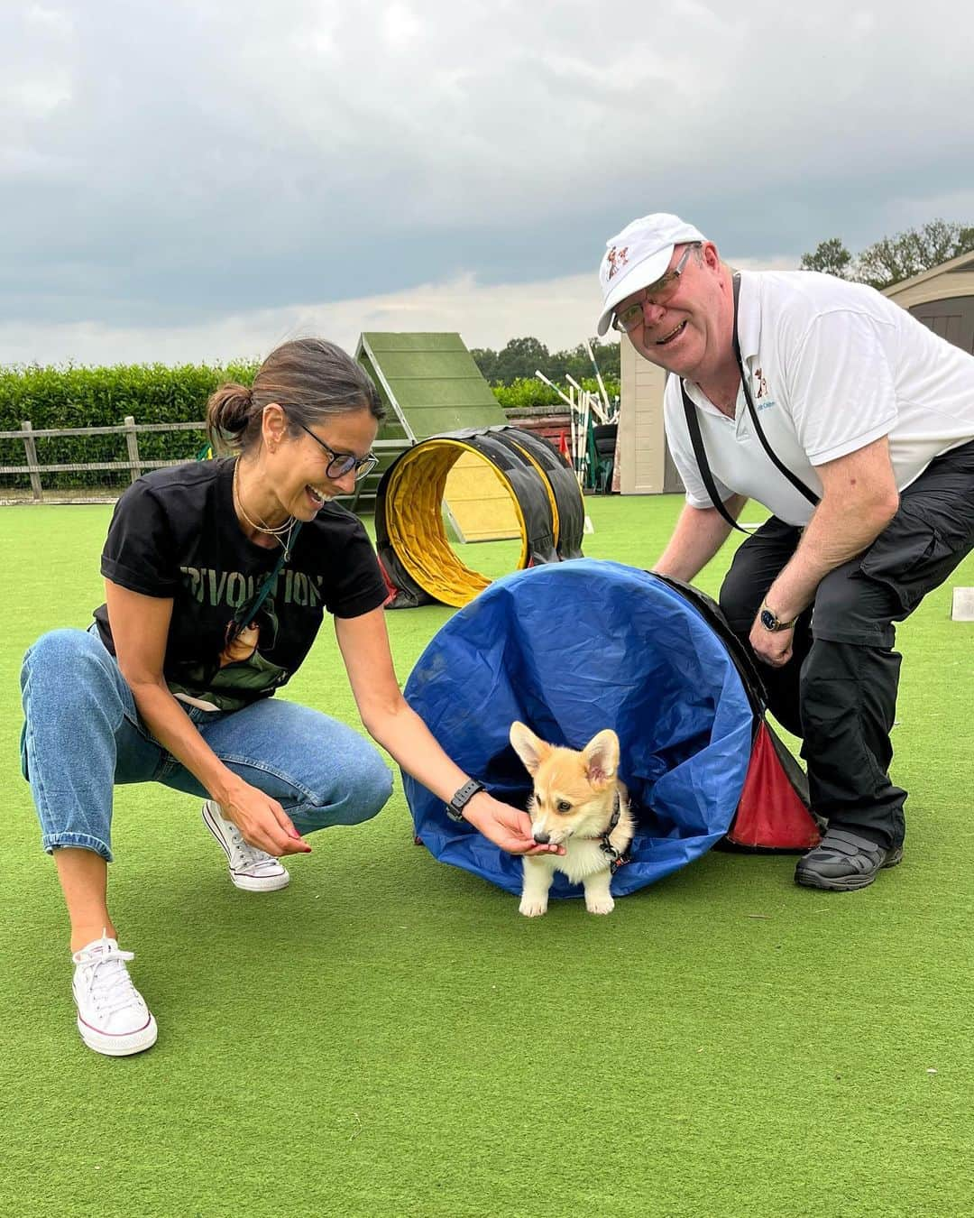 メラニー・サイクスさんのインスタグラム写真 - (メラニー・サイクスInstagram)「Good morning lovely people. ❤️   This was me and Porchie having fun last night at his agility class.   It's a challenge for me to be there for many reasons but the trainer Keith and his wife Lorraine, take good care of all the owners as well as the dogs, and the enviroment is full of laughter, support, encouragement and celebration . 🎉❤️💫  Porchie just wants to socialise with everyone and every pooch, so It forces me to do the same which takes a combination of deep breathing and pure hutzpah on my part because big dogs make me a bit nervous. The whole thing is actually hilarious, and the dogs are learning a lot.   It's brilliant all round. My puppy helps me so much.   @keiths_canines 🐾🙏🏻❤️💫🤸🏽‍♂️ you are the best 🐾🐶🏃🏻‍♀️  #puppytraining  #agility  #puppy  #corgi #socialisation  #countrylife #supportdog」6月29日 15時49分 - msmelaniesykes