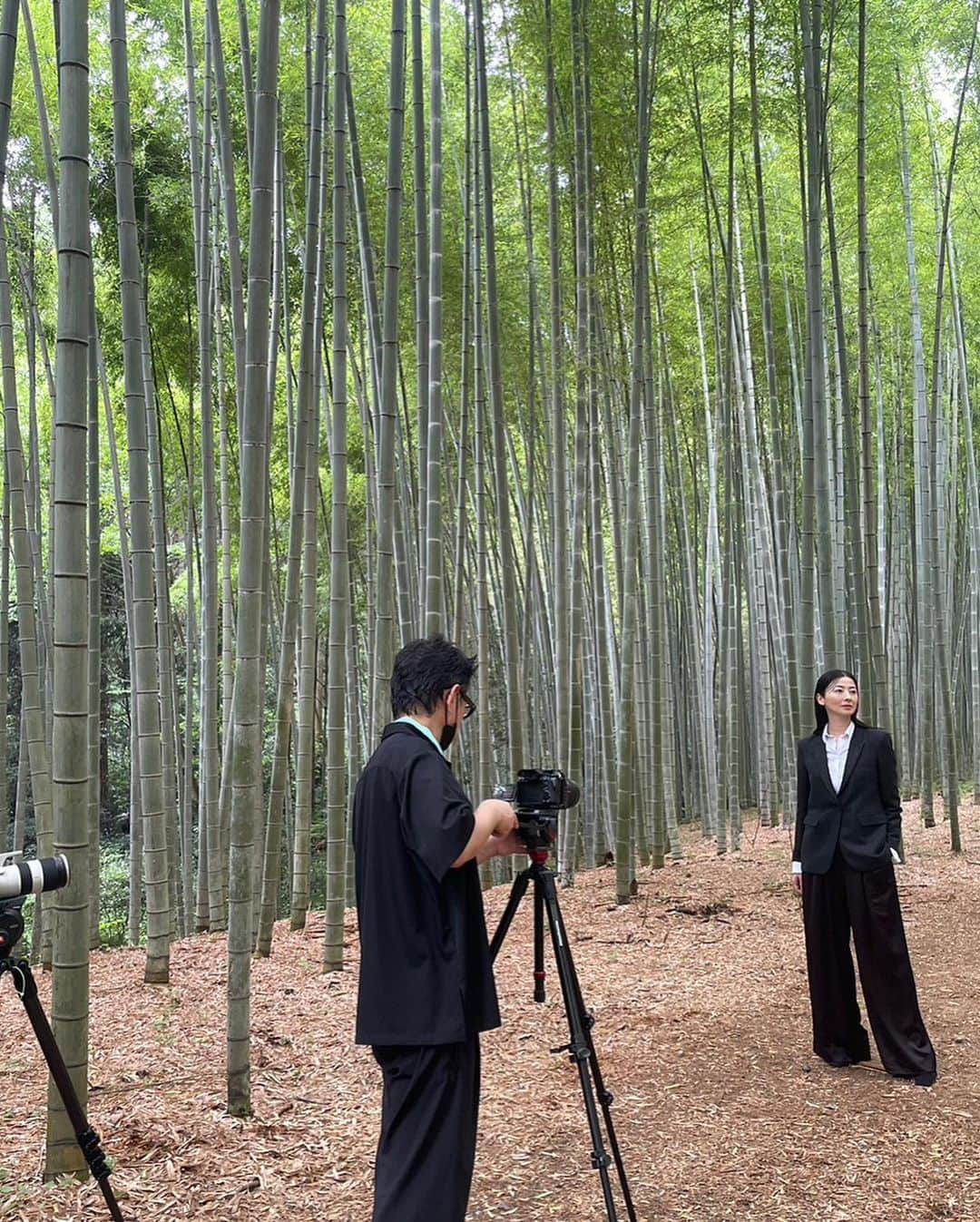 春香さんのインスタグラム写真 - (春香Instagram)「Hfilms次回ファッションムービー撮影をしてきました📽️ @h.films_jp   栃木にある竹林での撮影。 @wakayama_farm   この時期のロケ撮影は少し大変💦 天気、暑さ対策、ムシ対策など、いつもより条件は厳しいのですが、撮影スタッフ皆さんのサポートで無事終了しました。#Thanks 🌿  衣装のひとつはモノトーンのブラックスーツ。そして、情熱的なレッドコートのパンツスタイル。 私たちHfilmsの世界観をコントラストの強い衣装でお伝えする予定です。  今回の動画は、なんとカメラ5台出動📷 あちこち、そして、上空からも撮影されていて、その上、スタッフみな黒子のような洋服なので、少しシュールな撮影オフショットとなりました😆  撮影後には那須のジャージ牛のソフトクリーム。 那須は以前旅行で伺いましたが、野菜や乳製品がほんとに美味しい😋 ご褒美おやつとなりました。  公開は少し先になりますが、どうぞお楽しみに！ @h.films_jp   #haruka#春香#model#fashionmidel#hfilms #shooting #fhoto#fhotography#cinematography #cinemagraph #japanese#japanesefashion#japanesefashionmodel #40代#40代モデル#fashion#shortfilm #shortfilms #films#photo#pfoto#写真#ロケ撮影#若山農場 #竹 #love_bestjapan_m  #lovers_nippon #bestjapanpics#art_of_japan_」6月29日 15時54分 - haruka__official