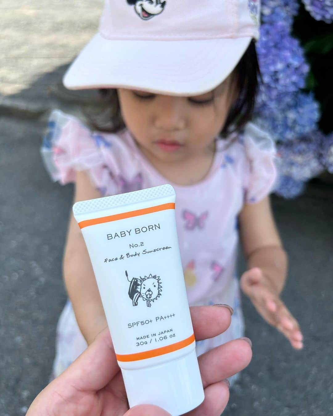 YUKAのインスタグラム：「本格的に暑くなって来ましたね🥵  紫外線対策に娘には #baby_born_jp の日焼け止めを使ってるよ🧴 この日焼け止めは高橋ミカさんと東原亜希さんが作った楽天ランキング一位入賞の物で多くの芸能人が使っていて気になってたやつ。 サラッとしていてパサつかないから娘も嫌がらず自分からぬりぬりする☺️ もちろん無添加だけどSPF50+PA++++と高いUVブロック力💪 この夏の必需品になりそうです☀️  #mishiilist #ミッシーリスト #高橋ミカ #東原亜希 #ベビーボーン #BABYBORN #ベビースキンケア #日焼け止め #日焼け止めミルク #日焼け止めクリーム  #ウォータプルーフ #紫外線対策 #日焼け対策 #SPF50+/PA++++ #親子で使える #出産準備 #新米ママ #赤ちゃんのいる暮らし #赤ちゃんのいる生活 #アンバサダー」