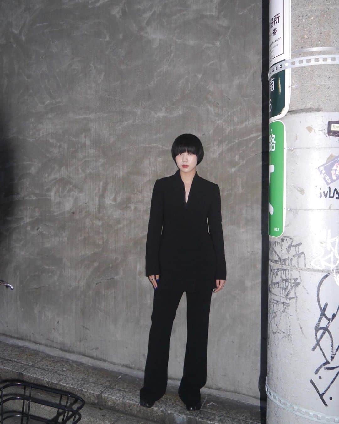 MIDWEST TOKYO WOMENさんのインスタグラム写真 - (MIDWEST TOKYO WOMENInstagram)「. collarless double jacket & high waisted center suit trousers」6月29日 15時59分 - midwest_tw
