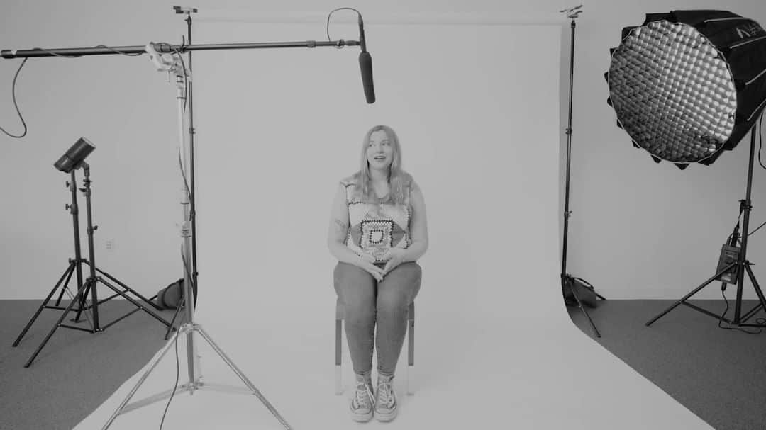 のインスタグラム：「The pandemic brought so many unique challenges. For Samantha, an unexpected one came on her first ‘normal’ day in the office – where to sit for lunch. It was the small but mighty gesture of being invited to the lunch table that helped Samantha feel like she belonged.   By building a world where we all belong, we discover more and change lives. Discover more about our commitment to LGBTQI+ equity via the link in our bio.  #Pride #CollectiveCommitment #NovartisLife」