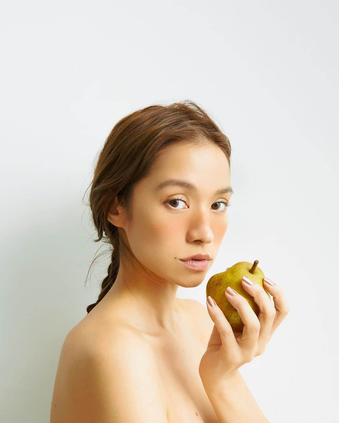 大森美知さんのインスタグラム写真 - (大森美知Instagram)「🍐🥥🥑🧆  ヘルシーメイクに日焼けチークすき #fruits #shooting #art」6月29日 16時00分 - michi_oomori_official
