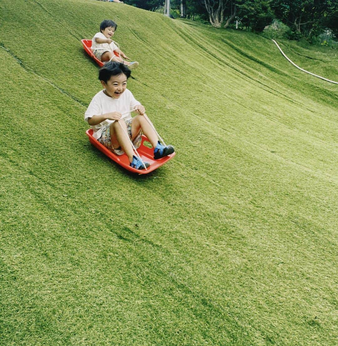 日下部ゆいこのインスタグラム：「. . 滑って滑って滑って 転んで転んで にっこり。 . 人生その繰り返し。 . 夏風邪が保育園でも 大流行りなので 皆さまも気をつけてくださいね。 . . #男の子兄弟の体力に #母はついていけません #男の子兄弟#男の子ママ#男の子#5歳#2歳」