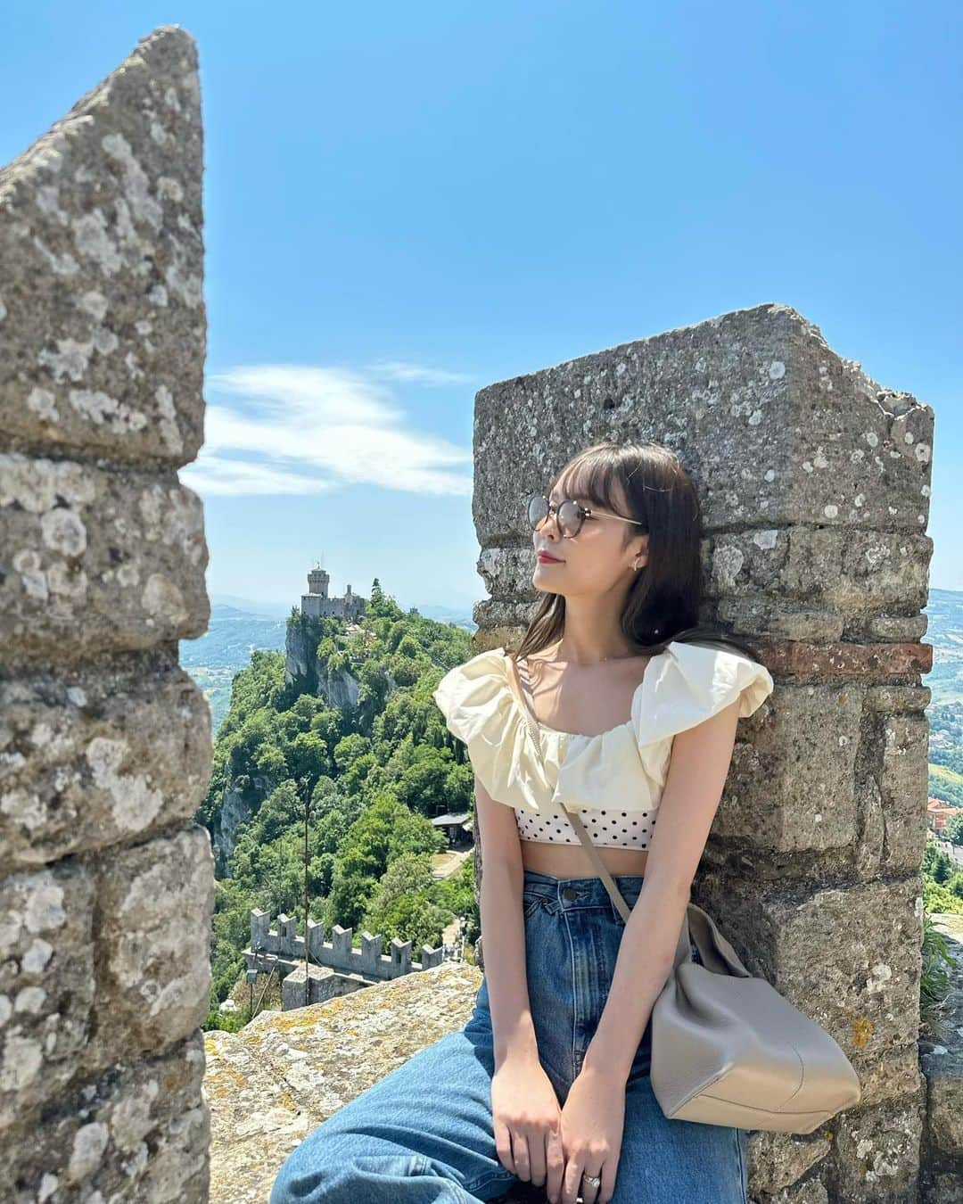 磯田 ひかる(Hikaru Isoda) さんのインスタグラム写真 - (磯田 ひかる(Hikaru Isoda) Instagram)「こんばんは🥰 この日はサンマリノ共和国に行ってきました🇸🇲  イタリアに囲まれたミニ国家で、現存する共和国で世界最古らしい👒  崖の上にあるので景色が最高に綺麗でした♡  この日はRiminiのビーチに行く予定があったので水着をそのままトップスにして着ていました！🌼  【着用アイテム】 Tops @lily_brown_official  Pants @uniqlo  Shoes @adidas  Bag @polene_paris   ------------------------------ picaru：162cm / 骨格ウェーブ 1st ブライトスプリング 2nd ブライトサマー  大人可愛いスタイルアップコーデ ヘアメイクを合わせた トータルスタイリングを提案🤍  不定期にストーリーで ファッションお悩み相談募集中🥰 ------------------------------  他の投稿を見る→【@picaruuu】  #イタリア #イタリア旅行 #サンマリノ #sanmarino #italy #サンマリノ共和国 #今日のコーデ #lilybrown #リリーブラウン #uniqlo #ユニクロ #デニムコーデ」6月29日 22時00分 - picaruuu