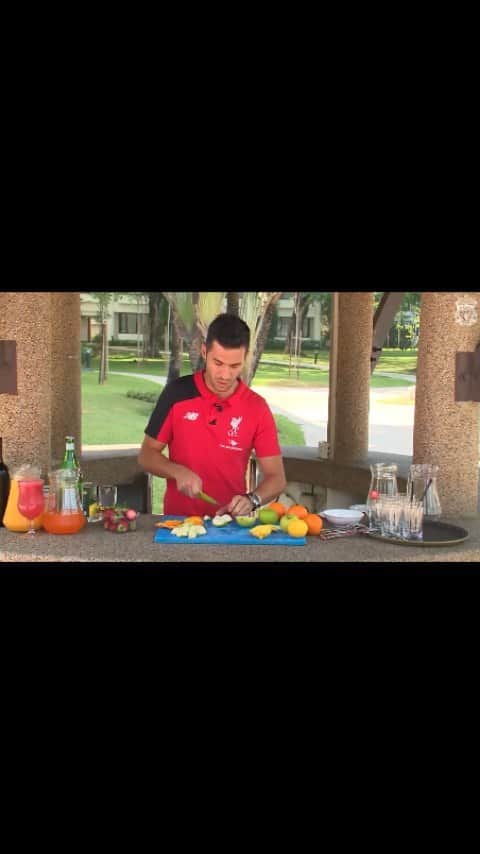 ルイス・ハビエル・ガルシア・サンスのインスタグラム：「TBT Perfect day to a #tbt with this 2015 clip we made in the LFC preseason tour in Asia. Summer, holidays, friends and a good Sangria it's a good idea. Always be responsable...Didi Hamann was !! #Sangriatime @SangriaSong」