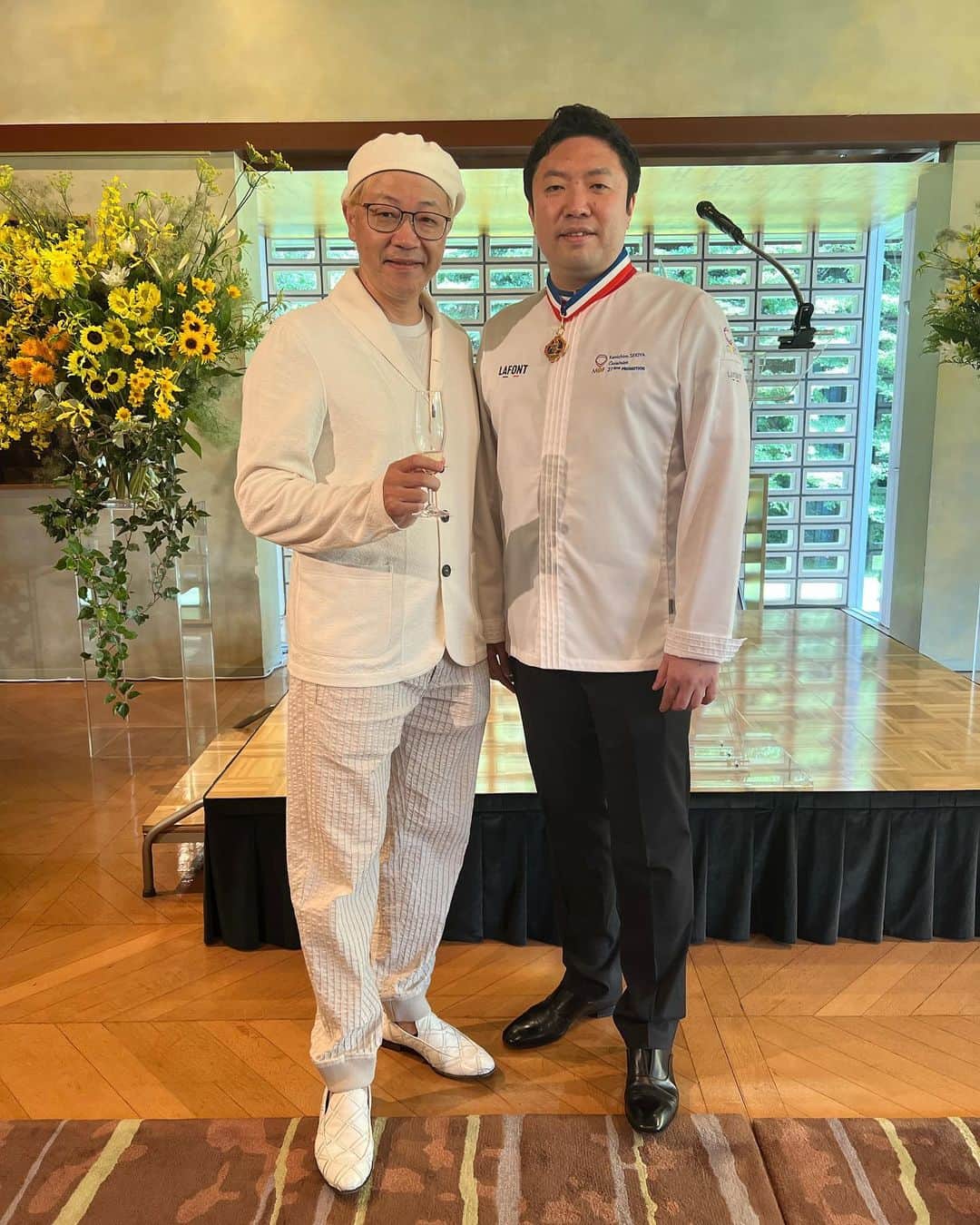 のインスタグラム：「フランス大使館にて、関谷シェフのMOF受賞をお祝いする会に参加させて頂きました ブラボー👏🙌素晴らしい👍でした とにかく日本の誇りだね！ ロブションの河野シェフから歴代シェフの頑張りやフランス料理を極める為にフランスに渡り修行された諸先輩達、そんな日本の料理人達の想いをのせて勝ち得たMOFだと思います。 関谷シェフは人間的にもいつも謙虚だし素晴らしいフランス料理人です これからのロブションの料理が楽しみです 本当におめでとう御座います🍾㊗️ #関谷シェフ#MOF#ジョエルロブション」
