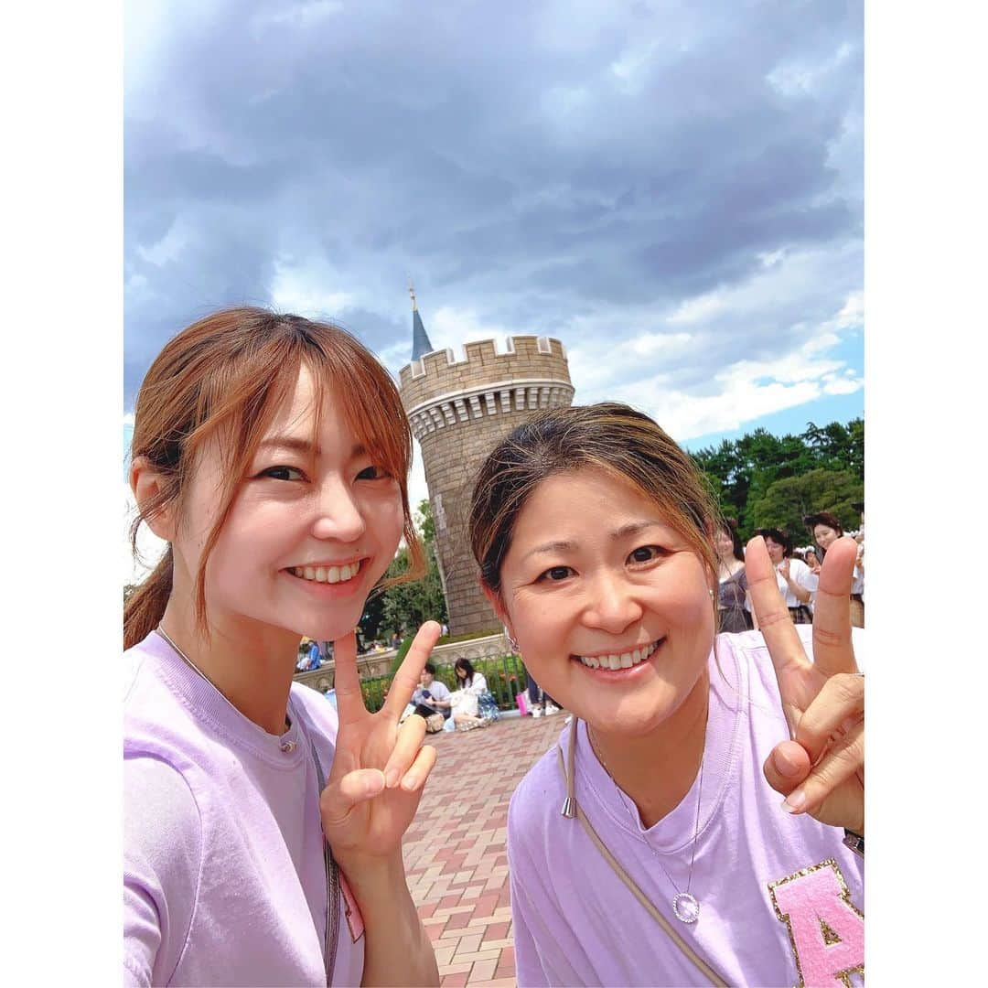 浅田梨奈さんのインスタグラム写真 - (浅田梨奈Instagram)「先日、帰国していた片井文乃プロとファミリーに4年ぶりに会いました💛 そして恒例のディズニー🐭🏰✨ くぅちゃんはお姉さんになっていて じぇいさんはわんぱく少年になっていて 文乃さんとも久しぶりにたくさんお話出来ました🌈 デーブさんも変わらず優しかったです☺️  途中から両手それぞれ手を繋いで、くぅちゃんのディイジーのカチューシャをなぜか私がつけていて🤣  そしてお気付きの方もいたかもしれませんが… そう！イニシャル入りのお揃いのTシャツ💜 文乃さんが用意してくれました！ ありがとうございます✨  とっても嬉しい時間でした💕  Thank you！ See you next summer！ #bowling #ボウリング #プロボウラー #浅田梨奈 #片井文乃プロ #文乃さんファミリー #恒例のディズニー #4年ぶり #くぅちゃんは美女と野獣でcuteとwowめっちゃ言ってた☺️ #じぇいさん落ちる系スピード系の乗り物は姿勢良きでフリーズしてました😂 #かわいすぎるー #台風の為日にちが延期 #帰る直前にディズニー #ハードすぎる笑 #ありがとうございました😊」6月29日 16時39分 - asdrn528