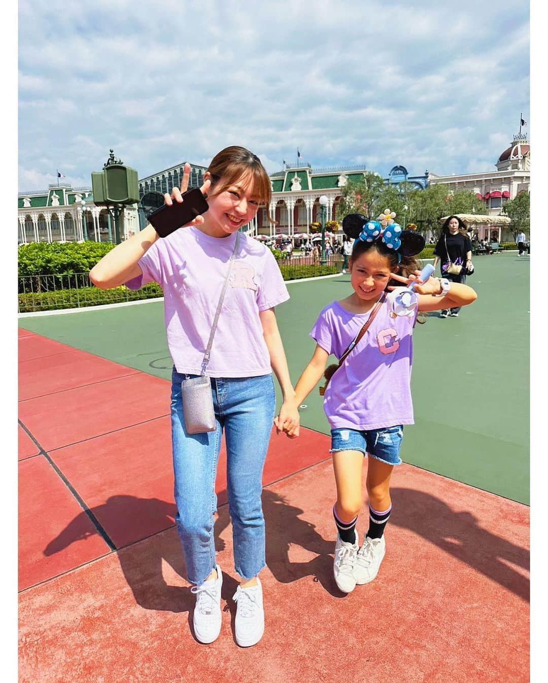 浅田梨奈さんのインスタグラム写真 - (浅田梨奈Instagram)「先日、帰国していた片井文乃プロとファミリーに4年ぶりに会いました💛 そして恒例のディズニー🐭🏰✨ くぅちゃんはお姉さんになっていて じぇいさんはわんぱく少年になっていて 文乃さんとも久しぶりにたくさんお話出来ました🌈 デーブさんも変わらず優しかったです☺️  途中から両手それぞれ手を繋いで、くぅちゃんのディイジーのカチューシャをなぜか私がつけていて🤣  そしてお気付きの方もいたかもしれませんが… そう！イニシャル入りのお揃いのTシャツ💜 文乃さんが用意してくれました！ ありがとうございます✨  とっても嬉しい時間でした💕  Thank you！ See you next summer！ #bowling #ボウリング #プロボウラー #浅田梨奈 #片井文乃プロ #文乃さんファミリー #恒例のディズニー #4年ぶり #くぅちゃんは美女と野獣でcuteとwowめっちゃ言ってた☺️ #じぇいさん落ちる系スピード系の乗り物は姿勢良きでフリーズしてました😂 #かわいすぎるー #台風の為日にちが延期 #帰る直前にディズニー #ハードすぎる笑 #ありがとうございました😊」6月29日 16時39分 - asdrn528