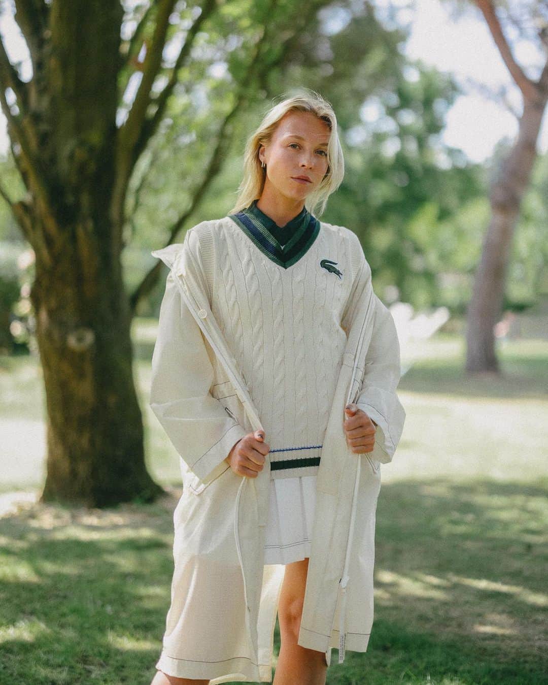 Lacosteさんのインスタグラム写真 - (LacosteInstagram)「Timeless moments on grass with @anett_kontaveit.✨  #TeamLacoste」7月2日 1時00分 - lacoste