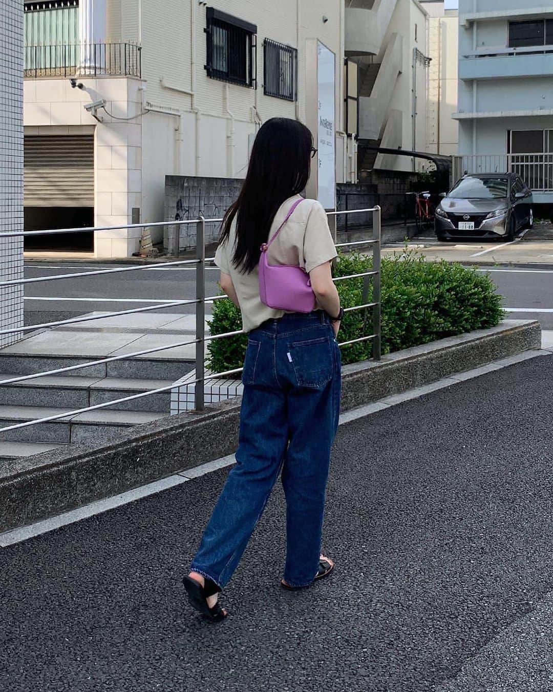 柴田ひかりのインスタグラム：「LOEWE HAMMOCK HOBO MINI 🩷 ショルダーで合わせてみました #LOEWE #LOEWEHammock #ThanksLoewe」