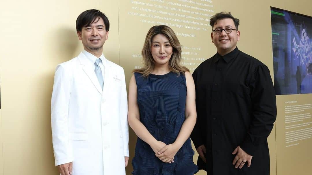 資生堂 Shiseido Group Shiseido Group Official Instagramさんのインスタグラム写真 - (資生堂 Shiseido Group Shiseido Group Official InstagramInstagram)「Clé de Peau Beauté(@cledepeaubeaute) , our global luxury brand, has unveiled a digital artwork created in collaboration with world-renowned media artist, Refik Anado(@refikanadol) This artwork was based on the science of " skin intelligence," elucidated through over 40 years of skin cell research.  The skin, like the brain, can sense, think, and judge for itself, and this is what Clé de Peau Beauté's science, "skin intelligence,” is all about. Using the science data from Clé de Peau Beauté's store of knowledge and the world's most advanced generative AI algorithm by Mr. Anadol, the invisible world of "skin intelligence" in each of our cells will be visualized and expressed in an immersive and dynamic AI artwork. The artwork will be exhibited to the public free of charge at the Tokyo Midtown Atrium from June 28 (Wed) to July 2 (Sun), 2023.  On June 28, Anadol and brain scientist, Nobuko Nakano(@nobuko.n.nakano ), were invited as guests for a talk session with Kiyoshi Sato, director of the Clé de Peau Beauté Research Institute, on the science of "skin intelligence," "intelligence" from a brain science perspective, and cutting-edge AI art. Their hope was for the audience to have the opportunity to experience the mysterious power of cells through the artwork.  当社のグローバルラグジュアリーブランド「クレ・ド・ポー ボーテ」は、40年以上の肌細胞研究で解明した「肌の知性」サイエンスと、メディアアートの先駆者レフィーク・アナドール氏がコラボレーションしたアート作品を発表しました。  肌は、脳のように自ら感じ、考え、判断する能力をもっており、これこそがクレ・ド・ポー ボーテのサイエンス、「肌の知性」です。  クレ・ド・ポー ボーテの知見によるサイエンスデータと、アナドール氏による世界最先端のAIアルゴリズムを用いて、私たち一人ひとりの細胞に備わっている「肌の知性」という目には見えない世界を、没入感のあるダイナミックなAIアートで可視化・表現していきます。本アートは東京ミッドタウン アトリウムにて2023年6月28日（水）〜7月2日（日）まで無料で一般公開されます。  また6月28日、アナドール氏と脳科学者の中野信子氏をゲストに迎え、クレ・ド・ポー ボーテ研究所所長の佐藤潔とともに「肌の知性」のサイエンスや脳科学の視点から考える「インテリジェンス」、最先端のAIアートについてトークセッションを行いました。本アート作品を通じ、細胞がもつ神秘的な力に触れるきっかけにしてほしいと話しました。  イベント詳細 https://www.cledepeau-beaute.com/jp/science-event-2023.html   #CledePeauBeaute #CledePeau #クレドポーボーテ #RefikAnadol #CPBSkinIntelligence #TheScienceOfSkinIntelligence #Shiseido #資生堂」6月29日 16時44分 - shiseido_corp