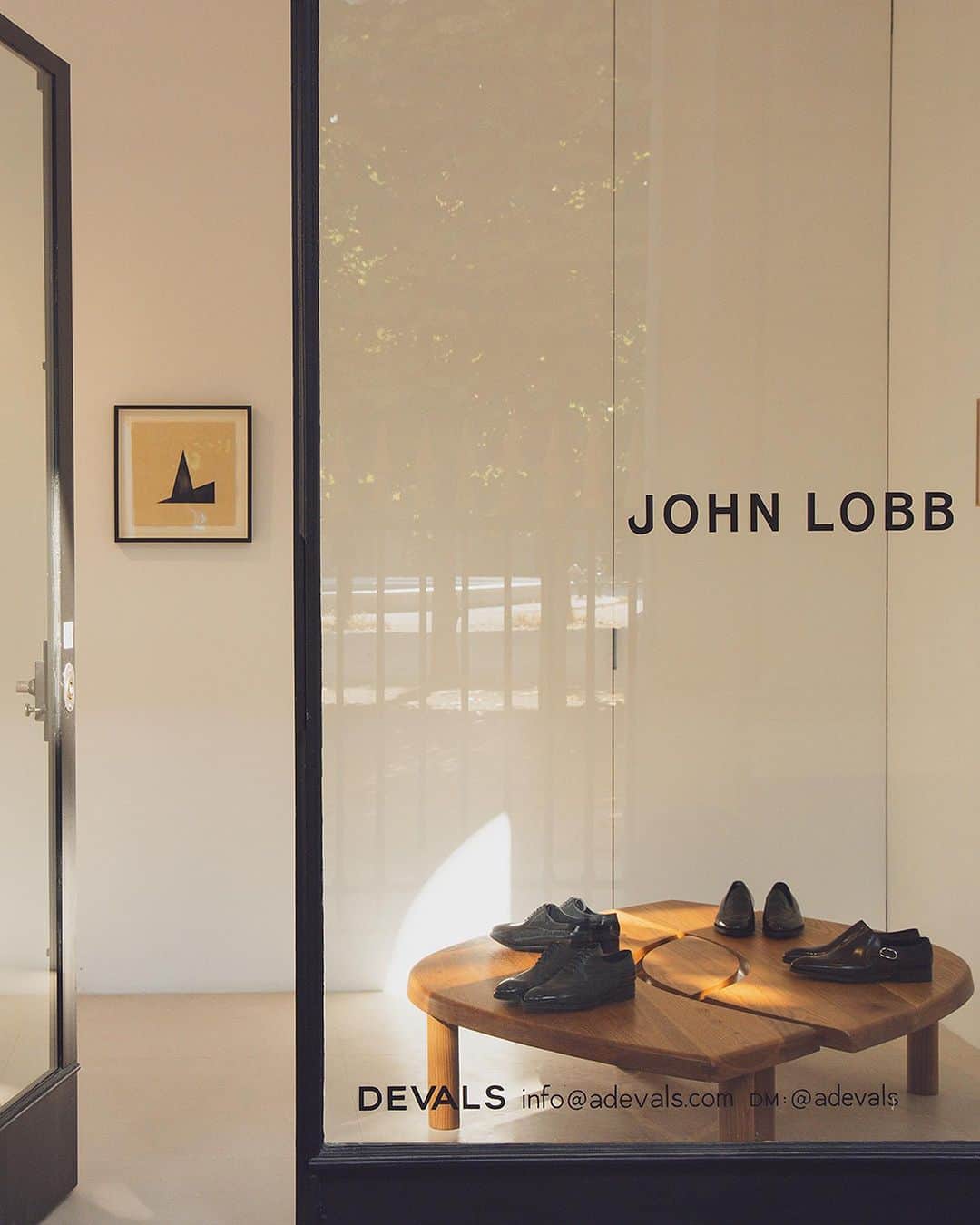 ジョンロブのインスタグラム：「The house presented a preview of its Spring Summer ’24 collection in the galleries of Jardin du Palais-Royal during the most recent edition of men’s Paris Fashion week.  . #johnlobb @lucaslehmann  @adevals」