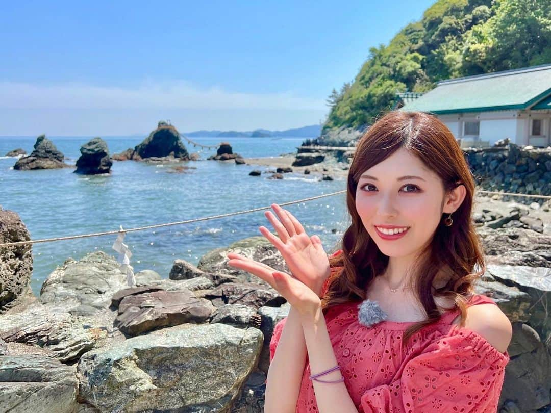 橘ゆりかのインスタグラム：「⁡ ⁡ ロケでは伊勢神宮だけでなく二見興玉神社にも⛩️ ここにはカエルさんいっぱい🪷 夫婦岩も近くで見られました🪨🪨✨ あのしめ縄は手作業で掛けられてるんだって！すごー！重いだろうなぁ ⁡ それから伊勢忍者キングダムに移動して 忍者コスチュームを着ていろんなミッションを体験しながら戦国時代をイメージして作られた町を歩いたよ🏯🥷 めちゃめちゃ広いしお芝居も見られるし こんなおもしろスポットがあったなんて〜🤭 ⁡ ⁡ 「いい福みつけ旅」テレビ放送後は YouTubeにて公開されるので番組名で検索してみてねっ ⁡ ⁡ ⁡ #いい福みつけ旅 #二見興玉神社 #夫婦岩 #伊勢忍者キングダム #福盛訓之 さん #倉田瑠夏 #橘ゆりか #奈良テレビ #ロケ #パワースポット #伊勢旅行 #神社巡り」