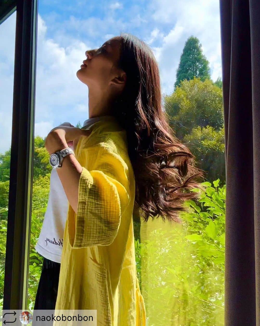 落合リザのインスタグラム：「オーガニックコットンの素敵なガウン🍋 ゴールデンシルクストールも使うの楽しみ😊  @naokobonbon @maison_shigeta」