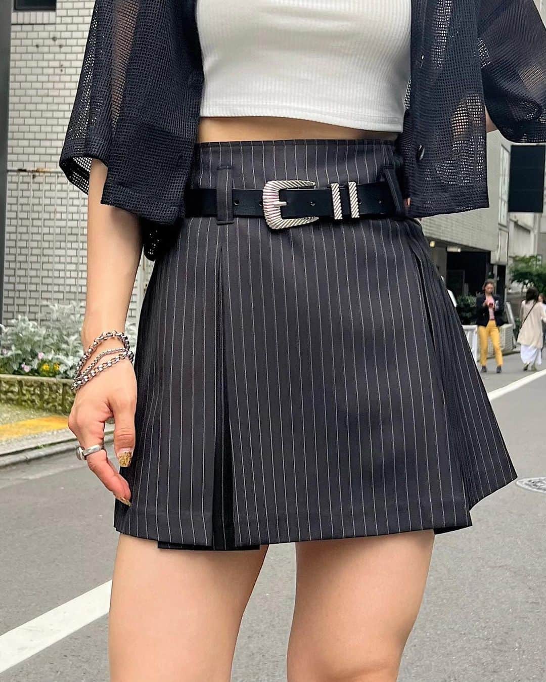 ページボーイさんのインスタグラム写真 - (ページボーイInstagram)「【 NEW ITEM 】  〈 ハイエウストミニプリーツスカート 〉 ¥5,940(tax in)ㅤ black,grey,stripe/3color  ──────────────────ㅤ  今年はプリーツスカートがマストトレンド。  ベルトループ&ハイウエストデザインにし、 ベルトを着用すると、より脚の長さが際立つ仕様に。  適度に広がる太めプリーツで脚のラインが出にくく、 細見え効果が叶うシルエットに。  また、マイクロ丈だからこそインナーはぺチショーパン付き。 ミニ丈初挑戦の方も気にせず履ける仕様に。  #ハイエウストミニプリーツスカート_PB  #23SS_PAGEBOYㅤ #PAGEBOY #ページボーイㅤ #ミニスカート #ミニスカートコーデ #ミニ丈 #ミニ丈コーデ #ショート丈 #プリーツスカートコーデ #プリーツスカート #y2kファッション #y2k #モード系ファッション #モード系」6月30日 20時30分 - pageboy_pr