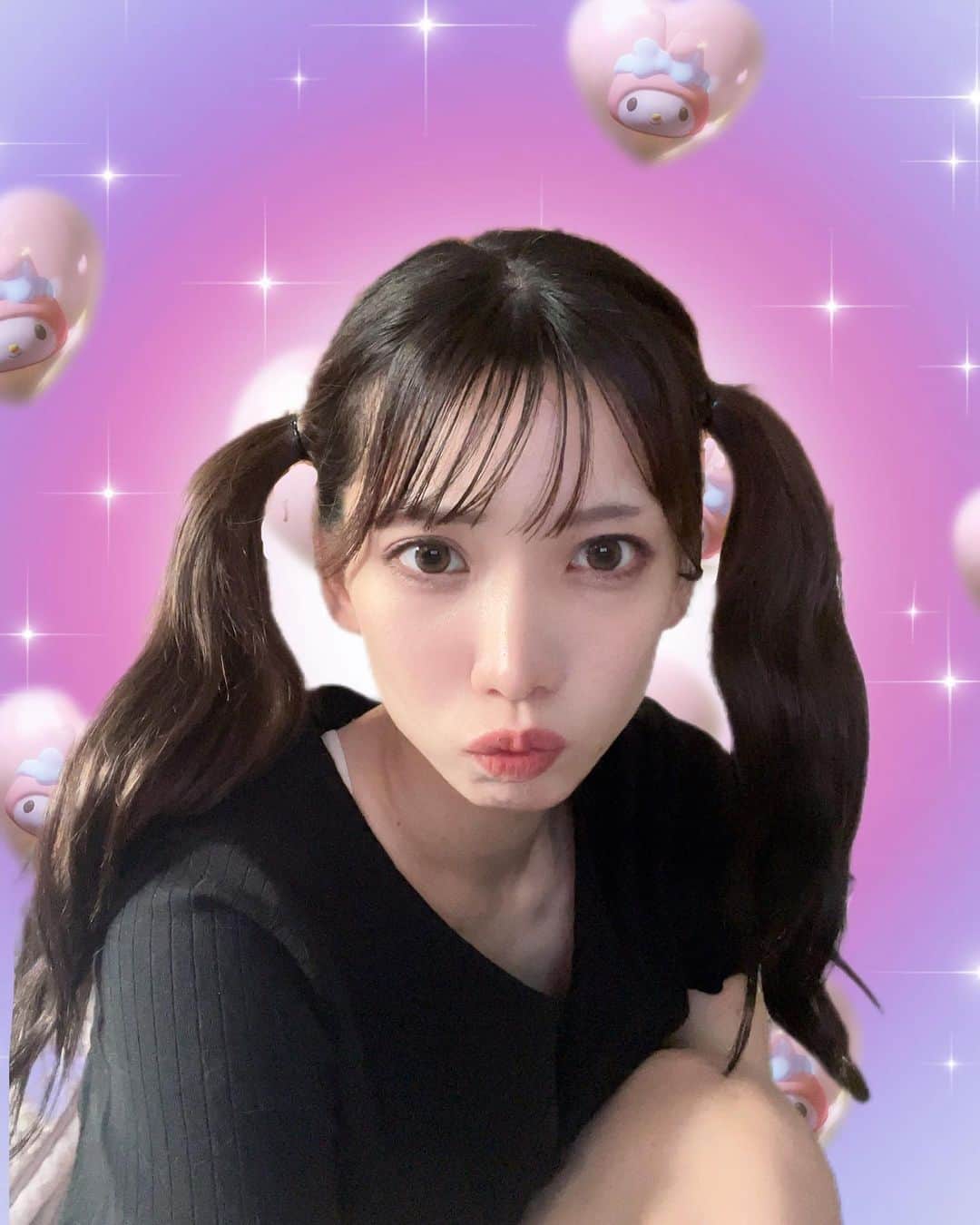 社本悠のインスタグラム：「自撮り☁️☁️☁️  最近のおきにいりリップ ▫️laka フルーティーグラムティント 111 メロウ 🤍  カラコンは ▫️OLENS ViViRing ブラウン 🤎  髪ぼさってるけど即席ツインテールです🫶🏻  毎日暑い.ᐟ.ᐟ.ᐟ🥹みんな熱中症にはお気をつけて〜🙇‍♀️  #laka #olens #自撮り #selfie」