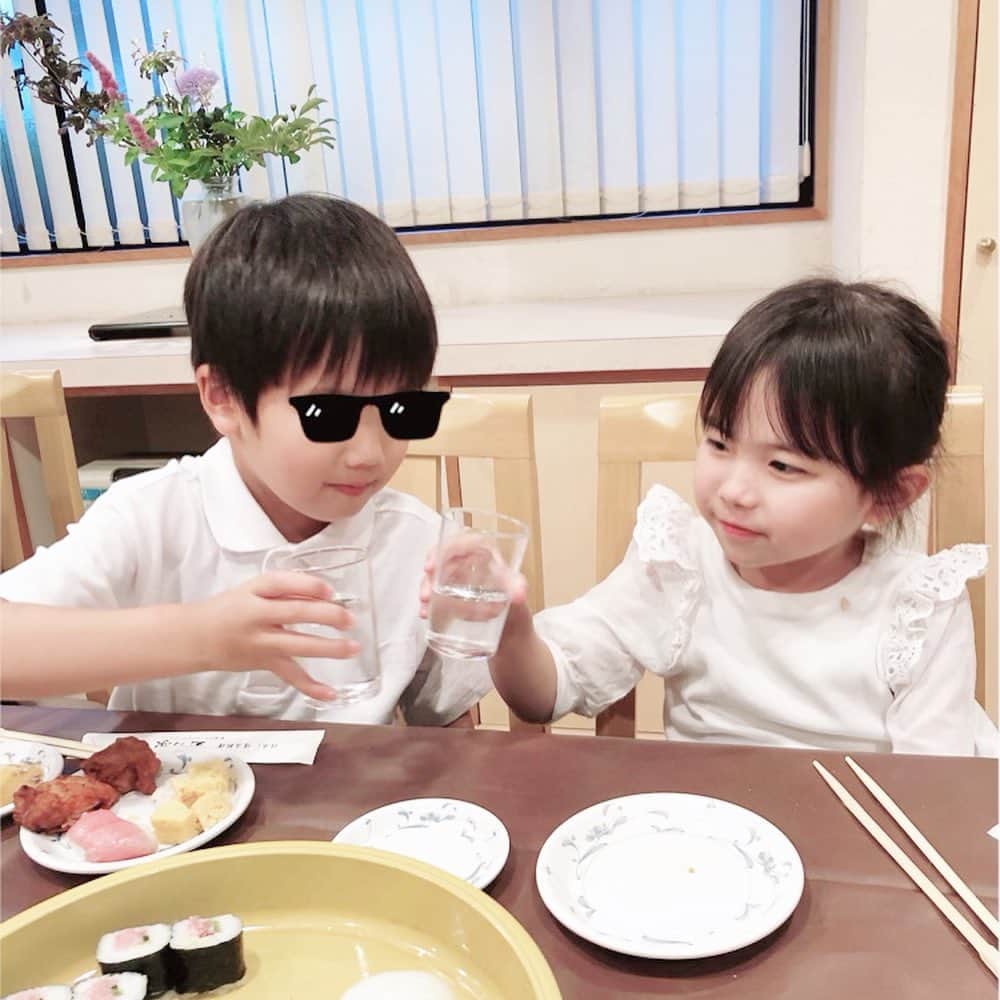 mariomi324のインスタグラム：「大好きなおばあちゃん👵🏻 天国へ🌈 ⭐︎ 幼い頃遊びに行くと、たくさんたくさん遊んでくれた祖母。 私が寝るまでとなりにいてくれた。 高校が祖母の家から近かったので、よく泊まらせてもらった。 祖母の作る卵焼きが世界で一番すき。 あんたは本当に可愛い！美人！といつも自己肯定感をあげてくれた。 いつもたくさん褒めてくれた。 こっそりお小遣いを渡してくれた。 ⭐︎ 叔父が言ってたけど、自分のためには何も欲がないけど、人のためにはなんでもできる優しい人。 穏やかで、いつもニコニコ笑顔の人。 私の理想のおばあちゃん。 美人でしょ？自慢の祖母よ！ 写真を友人に送ったら、まりおのママにそっくりじゃん！😳と言われました😂私も似たいな。 ⭐︎ おばあちゃん本当にありがとう。 ずっと可愛いがってくれて。 ずっと大好きでいてくれて。 私も大好き。ずっと。 天国で大好きなおじいちゃんとたくさんラブラブしてね！ また会える日まで！がんばるよ！🫶」