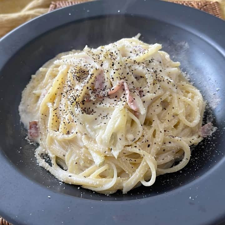 メシ通のインスタグラム：「メシ通的チーズパスタ  濃厚チーズソースのパスタ食べたいぞ！って時 なんとなく手探りで作った結果、 分離してしょんぼり食べて終わっちゃう なんてことありませんでしたか？ もう大丈夫！ パパイズムさんが教えてくれました  元イタリアン料理人がピザ用チーズと牛乳で「新じゃがとベーコンのチーズパスタ」をねっとり濃厚に作るhttps://www.hotpepper.jp/mesitsu/entry/papa-izm/2023-00840  #メシ通 #mesitsu #新じゃがとベーコンのチーズパスタ #スパゲッティ #スライスベーコン #牛乳 #小麦粉 #ピザ用チーズ #コンソメスープの素 #粉チーズ #粗びき黒こしょう #チーズパスタ #チーズソース #ランチ #おつまみ #ディナー #家飲み #ビール #ハイボール #白ワイン #おうちごはん #自炊 #レシピ #パパイズム #レシピブログ」