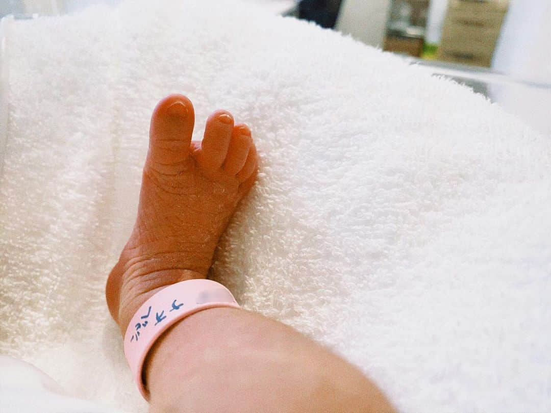 高橋菜生のインスタグラム：「.  It’s a girl!🎀  2023.06.28 12:35 2542g 48cm  38w2d」