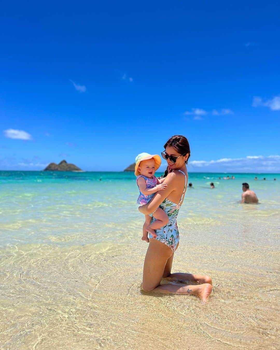 宮崎沙矢加さんのインスタグラム写真 - (宮崎沙矢加Instagram)「We're already miss for Kailua and will miss Hawaii so bad🌺Thank you everybody💙Hope to see you again🤙🏽MAHALO!!!!!! . . . この前行ったラニカイビーチ💎が今まででいっちばん透明で本当に美しすぎた🤍 このサラサラふかふかな砂浜と別れをつげるのは寂し🫧  ミシェルは沢山海で遊んでキャピキャピ楽しそうにしてた👶🏼💕💕最近嬉しいと足バタバタさせながらきゃーって叫び喜びます(音量MAX😅)  ハワイに住んで一年ちょい本当良い思い出しかない🤍🤍素敵なお友達にも恵まれて幸せすぎた✨ 今日もワイキキ歩いてたらお友達家族にばったり💗 またどこかで皆んなに逢えますように🫶🏽LOVE U ALL!!! #lanikaibeach #kailua #hawaiilife #nofilter」6月29日 16時59分 - sarah___audrey
