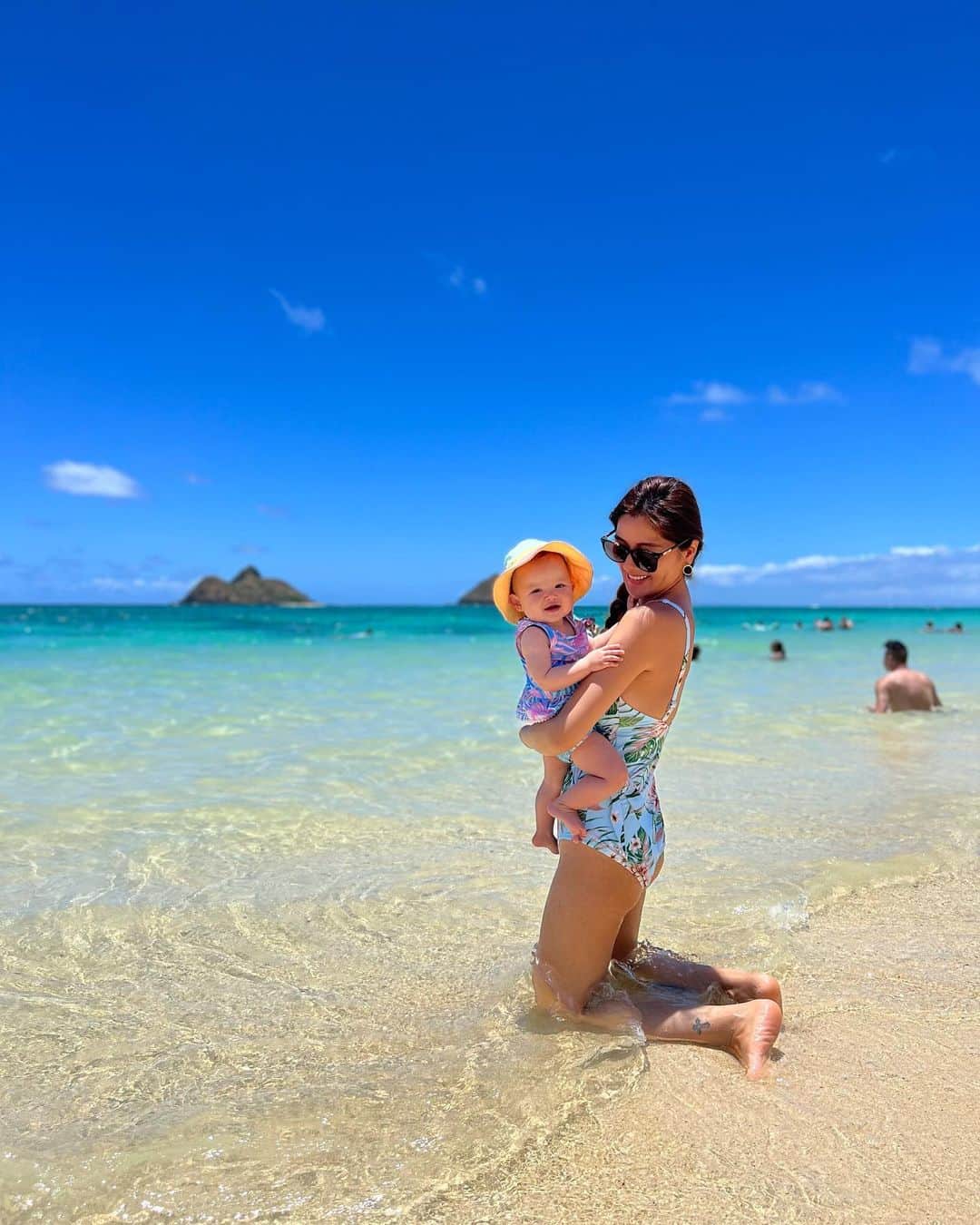 宮崎沙矢加のインスタグラム：「We're already miss for Kailua and will miss Hawaii so bad🌺Thank you everybody💙Hope to see you again🤙🏽MAHALO!!!!!! . . . この前行ったラニカイビーチ💎が今まででいっちばん透明で本当に美しすぎた🤍 このサラサラふかふかな砂浜と別れをつげるのは寂し🫧  ミシェルは沢山海で遊んでキャピキャピ楽しそうにしてた👶🏼💕💕最近嬉しいと足バタバタさせながらきゃーって叫び喜びます(音量MAX😅)  ハワイに住んで一年ちょい本当良い思い出しかない🤍🤍素敵なお友達にも恵まれて幸せすぎた✨ 今日もワイキキ歩いてたらお友達家族にばったり💗 またどこかで皆んなに逢えますように🫶🏽LOVE U ALL!!! #lanikaibeach #kailua #hawaiilife #nofilter」
