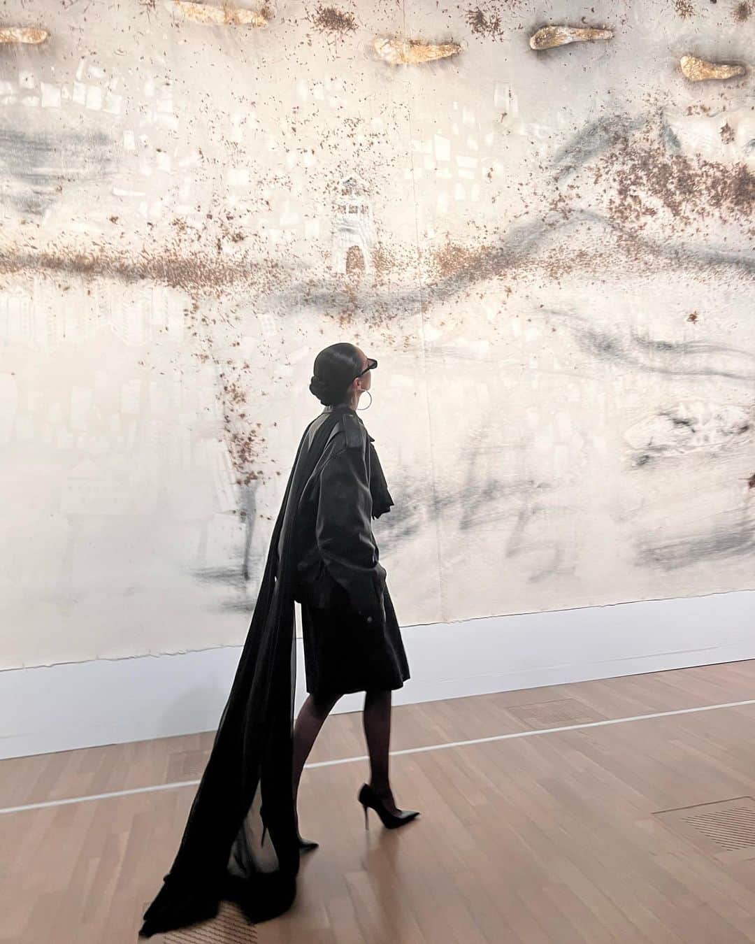 水原希子 のインスタグラム：「Last night at the National Art Center Tokyo @caistudio 宇宙遊🛸 Thank you @ysl @anthonyvaccarello for this beautiful opportunity🤍」