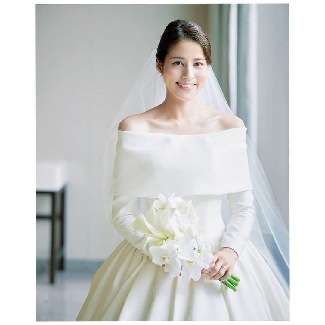 永島優美のインスタグラム：「* 去年冬に挙げた結婚式について雑誌「25ans Wedding」さんに特集していただきました📚  ゲストは親族のみの小さな結婚式。 『家族に感謝を伝えた1日』についてお話しています😌✨  連日夜中まで絵を描いたり映像をつくったりしたのも全部良い思い出です🤣笑  #25ans Wedding #現在発売中 #WEB版はストーリーズハイライトで」