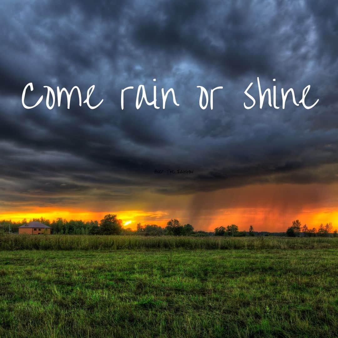 のインスタグラム：「今日紹介するイディオムは、”come rain or shine"です。「雨が降ろうが晴れていようが」という表現から、「どんな天気であっても」や、より広く「たとえ何が起きようとも」という意味になります。日本語にも「雨が降ろうが槍が降ろうが」という表現がありますよね。  使い方はこんな感じ↓ "I can't wait to see you on Saturday. I'll be there come rain or shine." 土曜日に君に会うのが待ち遠しいよ。どんなことがあっても行くからね！  #イディオム #Idiom #英語学習 #英会話 #留学」