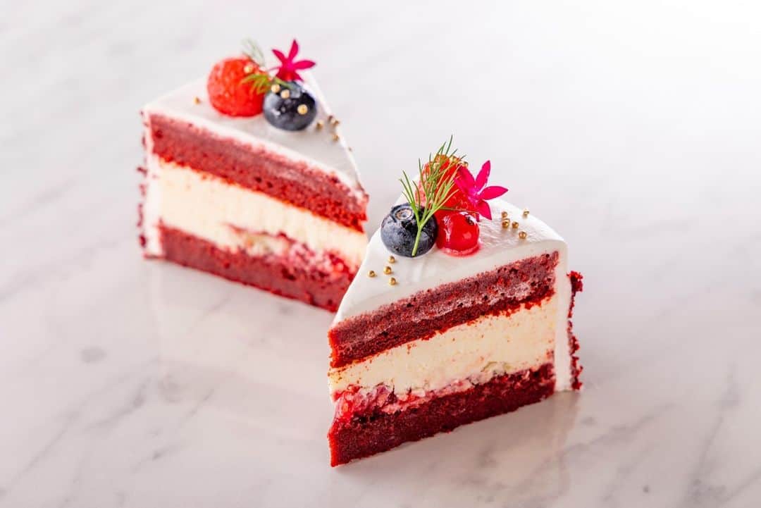 ヒルトン名古屋さんのインスタグラム写真 - (ヒルトン名古屋Instagram)「✨ ＼ヒルトン日本上陸60周年を記念して／  「レッドベルベットケーキ」はご存じですか？ 美しい赤い色が特徴のチャーミングな見た目のアメリカ生まれのケーキです。 1920年代に、ニューヨークにあるヒルトンの最上級ラグジュアリーブランド「ウォルドーフ・アストリア」でシグニチャーディッシュとして提供されていたのが起源と言われてます。  赤色はビーツで色付け。 白いクリームとのコントラストが印象的なスイーツです。 まるでジュエリー💎のような華やかさ✨で、60周年を彩ります。  ぜひお試しください。  詳細は @hiltonnagoya よりご覧いただけます。  #ヒルトン名古屋 #hiltonnagoya #ヒルトン60周年 #レッドベルベットケーキ #カフェ33 #ホテルスイーツ #スイーツ #テイクアウト #テイクアウトスイーツ #ケーキ」6月29日 17時00分 - hiltonnagoya