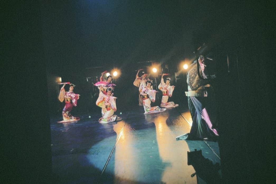 高畠麻奈さんのインスタグラム写真 - (高畠麻奈Instagram)「🏮👘🪭 出演者だからこそ撮れる写真。 形的には“ゲスト”の須賀さんでしたが いない方が不思議でした☺︎  日舞を習っていて良かった、と思う事が今回はたくさん。 復活公演の前から稽古を付けて下さった先生。 本番が始まってから袖で見てくれて アドバイスをくれた（強引に貰いに行った） あゆちゃん、ありがとうございます☺︎  以前「日舞、楽しいです」と先生に言ったら 「変わってるね」と言われましたが（笑） 難しくて、楽しくて、好きです。 色んな方からお褒めの言葉を頂いて嬉しくて。 とは言え、まだまだまだ… マイペースに日舞のお稽古を続けていこうと思います☺︎  photo by @sugakenta1019   #劇団朱雀 #大衆演劇 #早乙女太一 さん#早乙女友貴 さん #鈴花奈々 さん#葵陽之介 さん #須賀健太 さん #舞台#stage#高畠麻奈#日舞#日本舞踊」6月29日 17時00分 - mana_724