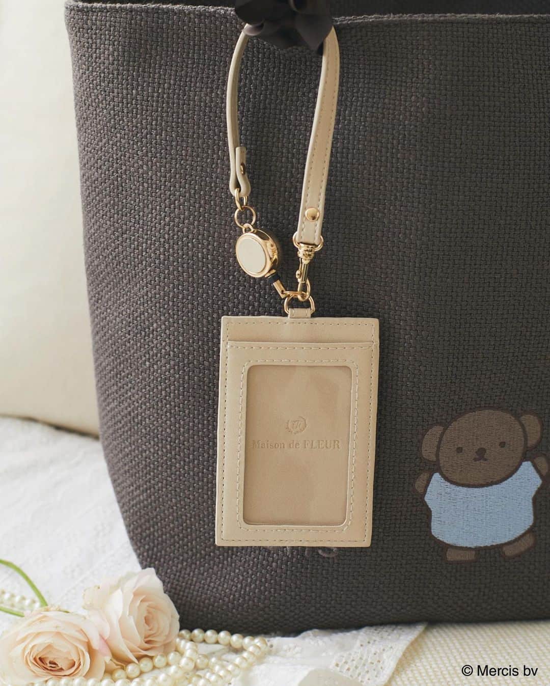 maisondefleur_pressさんのインスタグラム写真 - (maisondefleur_pressInstagram)「. サマーキャンペーン 「ミッフィーと パルコの なつ。」 コラボレーションアイテム🌻☀️  毎回大好評のmiffy コラボレーションアイテムが今年も登場✨  7/21(fri)からMaison de FLEUR 仙台パルコ店で先行販売！ 8/14(mon)12:00から 公式通販ストライプクラブでも販売💐  淡くくすみカラーアイテムなのでカジュアルコーデにも ガーリーコーデにも合わせやすく毎日使いに◎  「ミッフィーとパルコのなつ。」 コラボレーションアイテムをお見逃しなく✨  ＜商品詳細＞ 🌼miffy & boris/バスケットクロストートM ￥7,300(taxin) / CharcoalGray  🌼miffy & melanie/バスケットクロストートM ￥7,300(taxin) / Beige  🌼miffy/リール付きパスケース ￥5,000(taxin) / CharcoalGray  🌼miffy & melanie/リール付きパスケース ￥5,000(taxin) / Beige  #maisondefleur#メゾンドフルール#フルール#miffiy  #ミッフィー #ミッフィーグッズ#ミッフィースタイル #ミッフィー好きと繋がりたい#ミッフィー好き #ミッフィーちゃん#ミッフィーコラボ#ボリス #ダーン#バーバラ#可愛いものが好き #かわいいものが好き#トートバッグ #ポーチ #キャラポーチ#カードケース #コラボレーション #コラボ#コラボアイテム #miffy_parco#ミッフィーとパルコのなつ」6月29日 17時07分 - maisondefleur_press