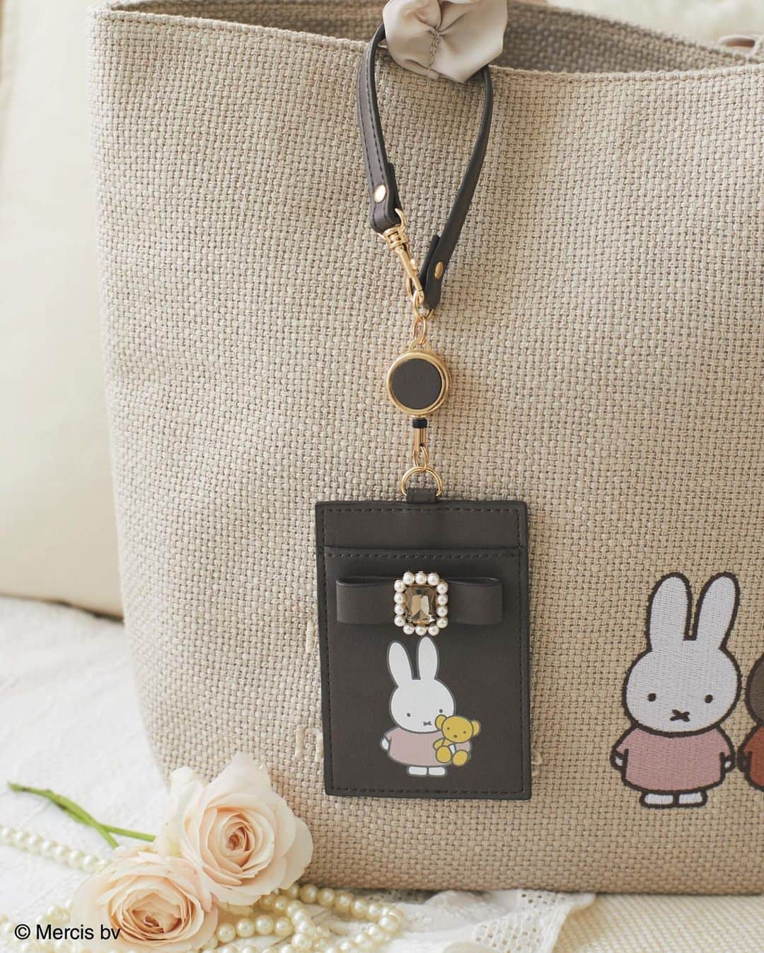 maisondefleur_pressさんのインスタグラム写真 - (maisondefleur_pressInstagram)「. サマーキャンペーン 「ミッフィーと パルコの なつ。」 コラボレーションアイテム🌻☀️  毎回大好評のmiffy コラボレーションアイテムが今年も登場✨  7/21(fri)からMaison de FLEUR 仙台パルコ店で先行販売！ 8/14(mon)12:00から 公式通販ストライプクラブでも販売💐  淡くくすみカラーアイテムなのでカジュアルコーデにも ガーリーコーデにも合わせやすく毎日使いに◎  「ミッフィーとパルコのなつ。」 コラボレーションアイテムをお見逃しなく✨  ＜商品詳細＞ 🌼miffy & boris/バスケットクロストートM ￥7,300(taxin) / CharcoalGray  🌼miffy & melanie/バスケットクロストートM ￥7,300(taxin) / Beige  🌼miffy/リール付きパスケース ￥5,000(taxin) / CharcoalGray  🌼miffy & melanie/リール付きパスケース ￥5,000(taxin) / Beige  #maisondefleur#メゾンドフルール#フルール#miffiy  #ミッフィー #ミッフィーグッズ#ミッフィースタイル #ミッフィー好きと繋がりたい#ミッフィー好き #ミッフィーちゃん#ミッフィーコラボ#ボリス #ダーン#バーバラ#可愛いものが好き #かわいいものが好き#トートバッグ #ポーチ #キャラポーチ#カードケース #コラボレーション #コラボ#コラボアイテム #miffy_parco#ミッフィーとパルコのなつ」6月29日 17時07分 - maisondefleur_press